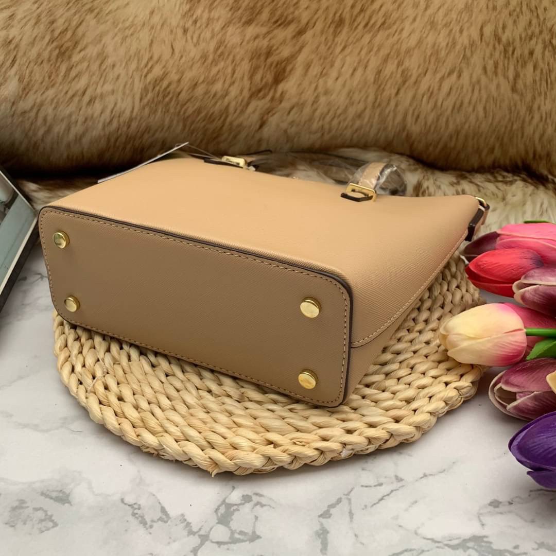 ของแท้ 💯% Kate Spade New York Cross Body Bag กระเป๋าถือหรือสะพาย หนัง Saffiano ภายในมีช่องซิปและช่องเล็ก มีหมุดรองฐานกันรอย 4 มุม อะไหล่ทองทั้งใบ ขนาดกำลังดี ใส่กระเป๋าสตางค์ยาวได้ค่ะ