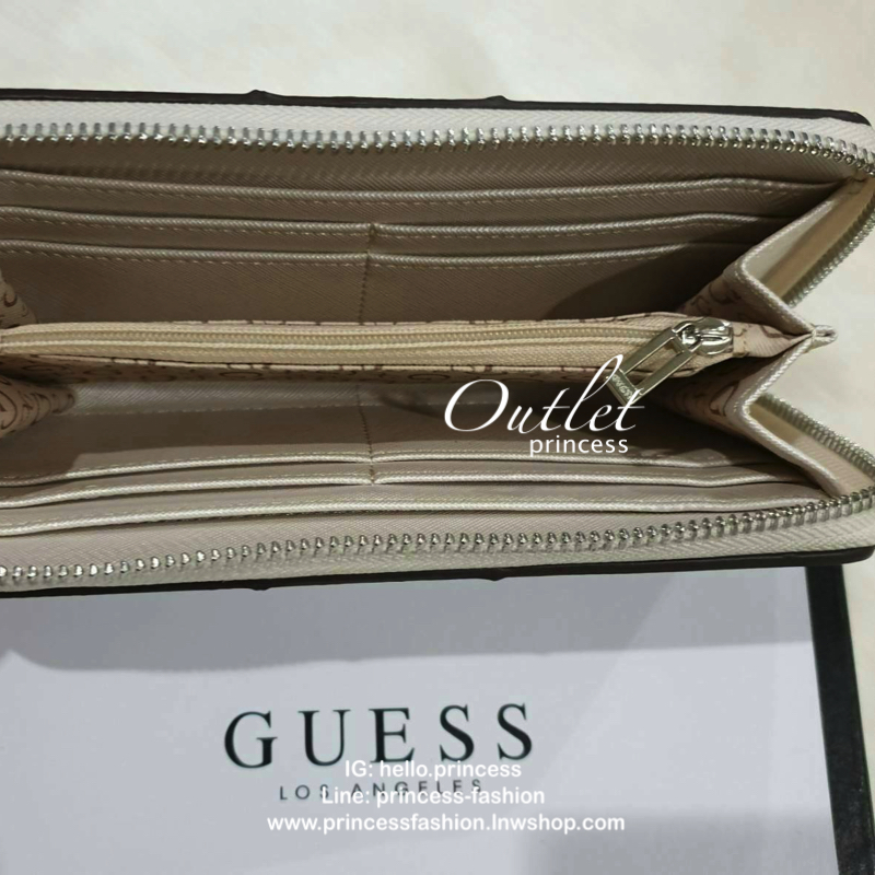 Guess women zip around long wallet กระเป๋าสตางค์หนังทรงซิปรอบลาย G ด้านหน้าติดโลโก้แบรนด์ด้วยโลหะสวยหรู ภายในมีช่องใส่ธนบัตร ช่องใส่บัตรหลายช่อง มีช่องซิปใส่เหรียญ สามารถใส่ไอโฟนพลัสได้ สวยคุ้ม น่าใช้มากๆค่า