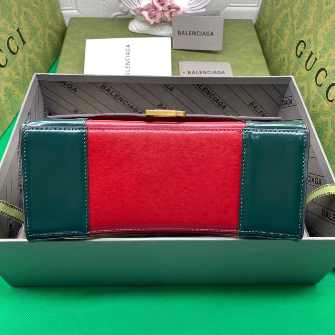 หนังแท้ GUCCI X BALENCIAGA THE HACKER PROJECT SMALL HOURGLASS (RED/GREEN) การสร้างสรรค์ที่มีเอกลักษณ์เฉพาะตัว โทนสีโดดเด่น แดง/เขียว วัสดุหนังแท้ทั้งใบ เกรดเทพออริจินอล ตอบโจทย์ได้ทุกลุค ทุกไลฟ์สไตล์ ใช้งานได้ง่ายคล่องตัว ภาพสินค้าถ่ายจากงานขายจริง ใช้งาน