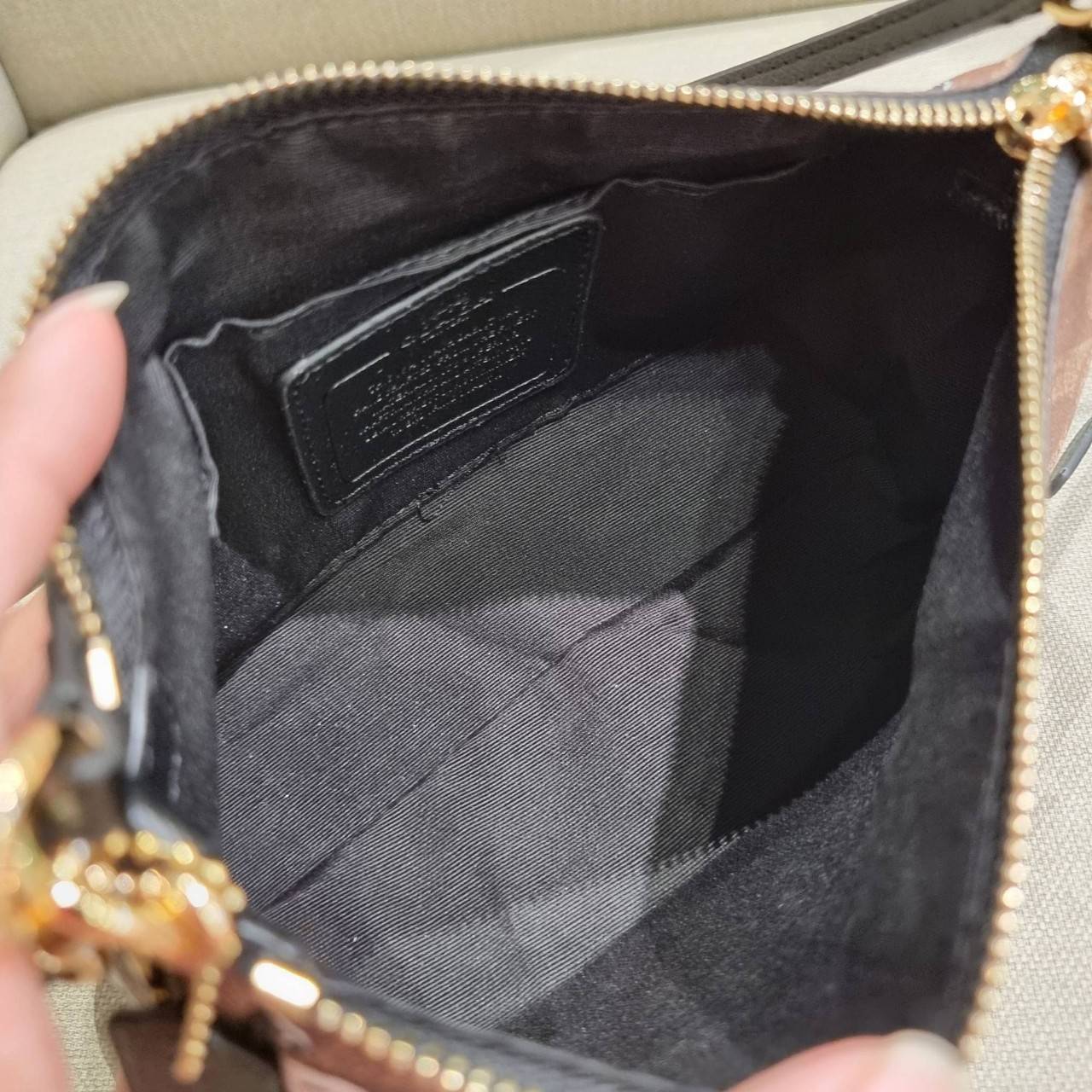 OUTLET 】COACH F36674 TOP HANDLE POUCH IN SIGNATURE WITH SNOOPY PRINT คอลเลคชั่นใหม่ ในสไตล์พอช มาให้ช้อปก่อนใครในไทยจ้า น่ารักน่าใช้ไปอีกกับกระเป๋าสะพายทรงฮิตตลอดกาล ด้วยดีไซน์ที่ออกมาให้ใช้งานได้ง่าย ขนาดกำลังเหมาะ วัสดุแคนวาสทนทาน ดีไปหมดขนาดนี้!! คุณลู