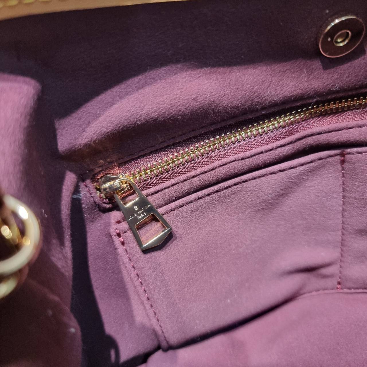 LV CARRYALL MINI BAG รุ่นลิมิเต็ดที่สาวๆตามหา มาในไซส์มินิ ขนาดโคตรน่ารักน่าใช้! กระเป๋าสะพายไหล่ทรงสวย ดีไซน์เรียบง่ายคลาสสิค หรู ดูผู้ดี รูปทรงใช้งานง่าย มาพร้อมใบลูก