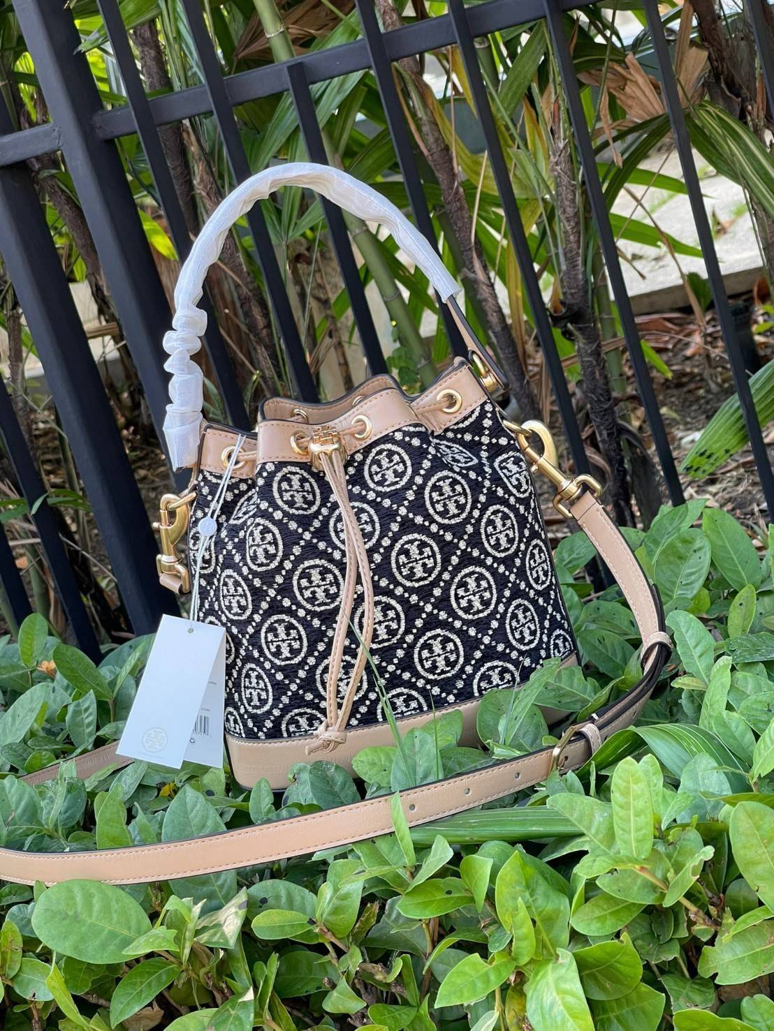 OUTTLET 】Tory burch T Monogram Chenille Bucket Bag เปิดตัวอีกหนึ่งรุ่นกับกระเป๋าลาย T MONOGRAM รุ่นใหม่ล่าสุดจาก TORY BURCH พลาดไม่ได้กับโลโก้สุดคลาสสิก ลวดลาย T Monogram คือวัสดุ chenille หรือที่เรียกว่า ด้านไหมกำมะหยี่ มารังสรรค์ลงบนกระเป๋าBucketใบนี้ เ
