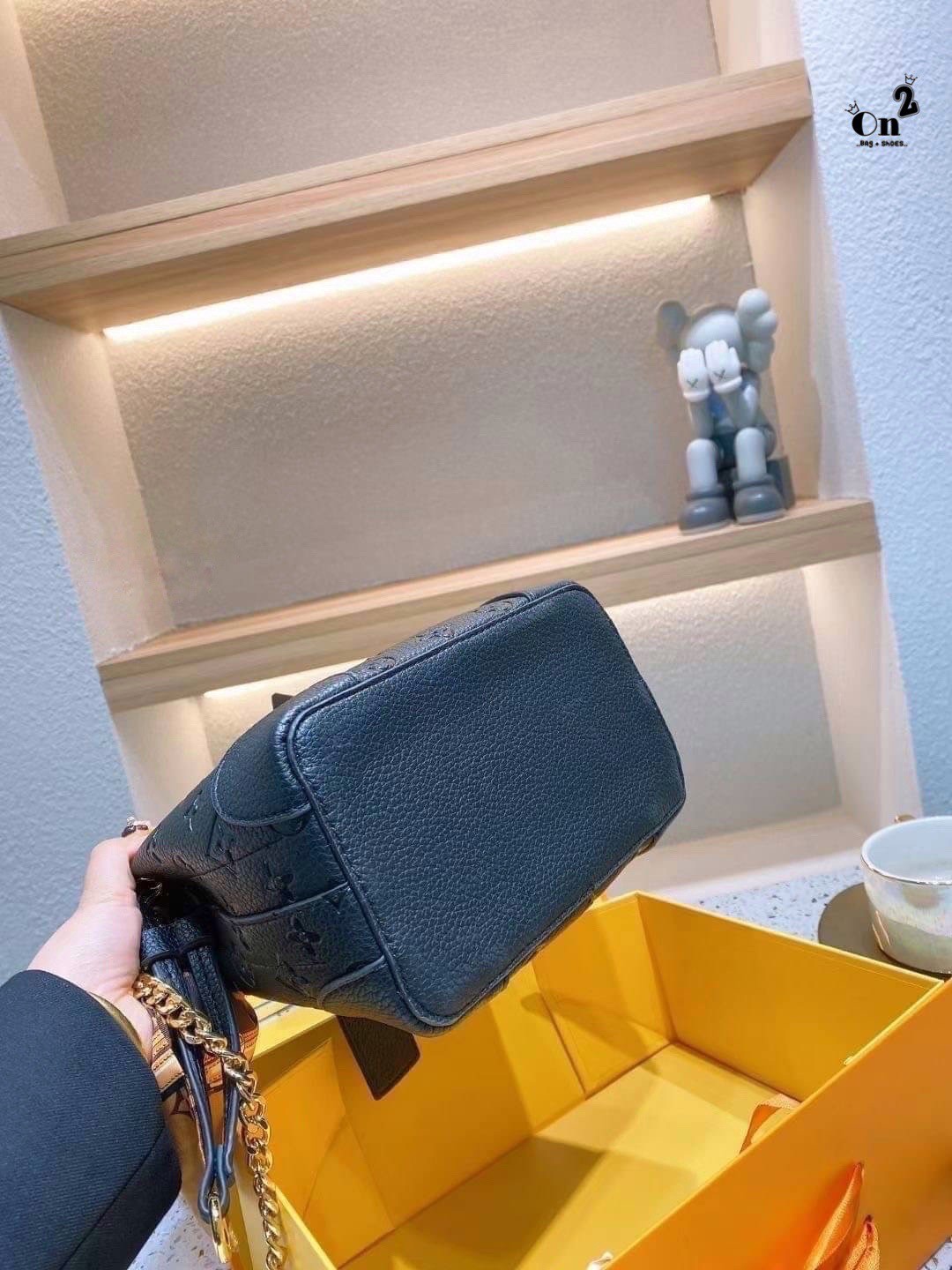 LV NeoNoe Beloved Monogram กระเป๋าสะพายทรงหรูหรา มีสไตล์ เป็นเอกลักษณ์ลงตัวสมบูรณ์แบบ จุของได้เยอะมาก งานปั้มลายโมโนแกรมเต็มใบ ใบจริงสวยมากกกก ได้สวยก่อนใคร ต้องจัดแล้วจ้า พร้อมส่งความสวยที่นี่ ที่เดียว!!