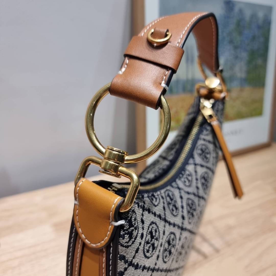 Tory Burch T Monogram Mini Crescent Bag / TORY BURCH T MONOGRAM MINI JACQUARD CRESCENT BAG ร้อนแรงกว่านี้ไม่มีแล้ว กับไอเท็มที่เซเลปรีวิวเยอะมาก!! สาวๆตามหากันไปอีก กระเป๋าทรง half moon ที่ดีไซน์บนผ้า jacquard ลวดลายซิกเนเจอร์ เรียบหรู ผู้ดีมากแม่!