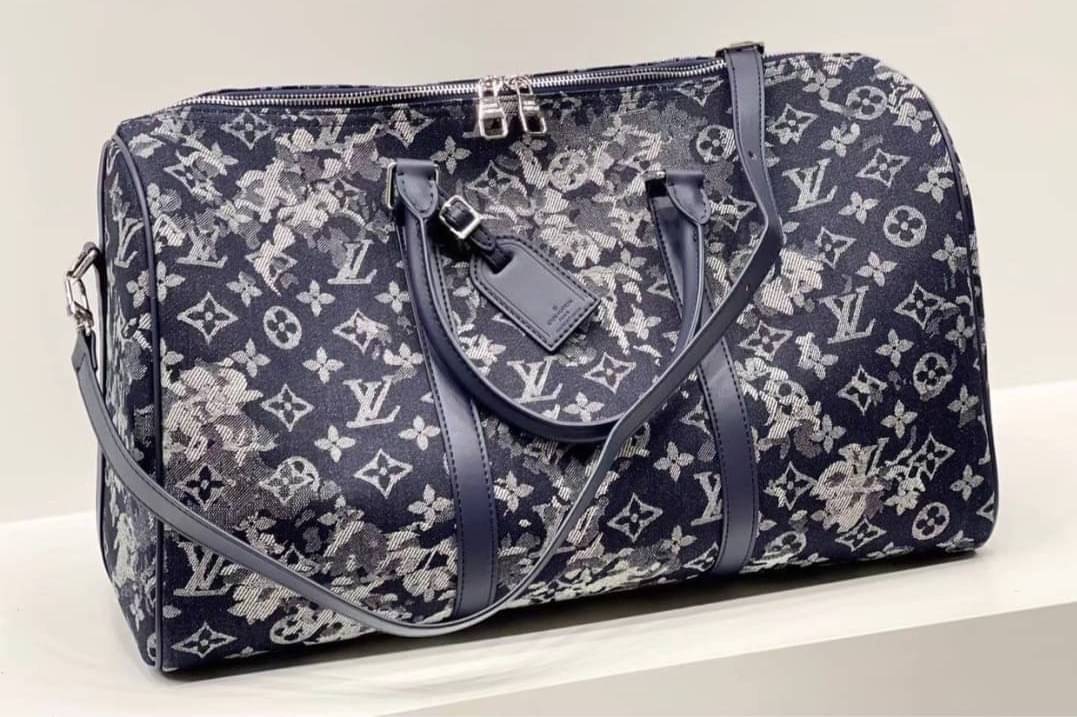 LOUIS VUITTON MONOGRAM DENIM / LV Denim Travel กระเป๋าเดินทาง อีกรุ่นขายดี!!! ของมันต้องมี ♡ มาใหม่ กระเป๋า TRAVEL BAG ใส่ของได้เยอะมาก ทรงสวย พิมพ์ลายชัดเจน มาพร้อมสายสะพายข้างสวยหรู ดูแพงคะ! พร้อมส่งที่ไทย