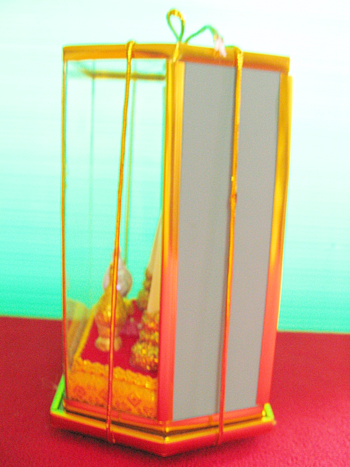 องค์พระแก้วมรกตพร้อมฐานบูชาค่ะ