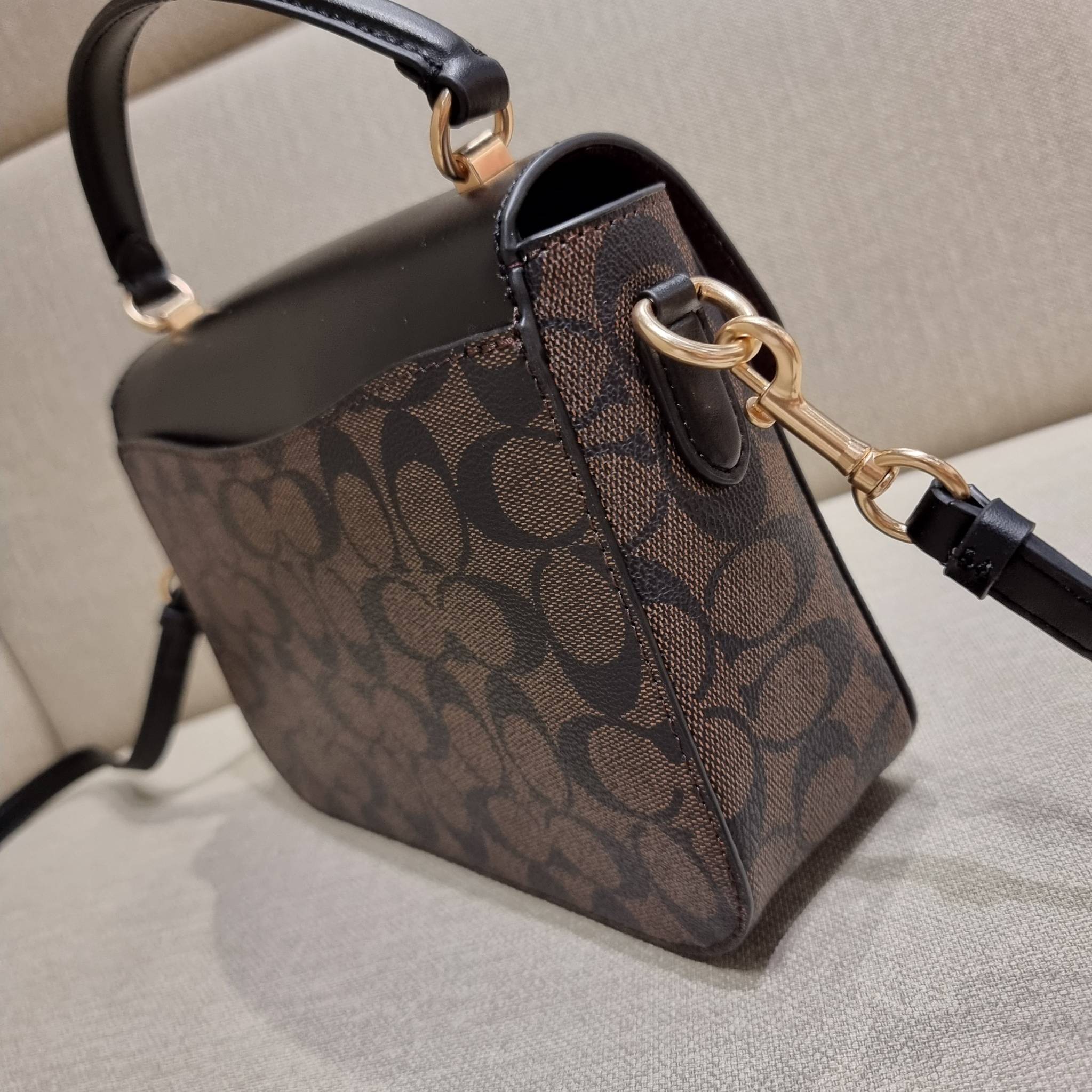 COACH C1765 MARLIE TOP HANDLE SATCHEL IN SIGNATURE CANVAS กระเป๋าถือ/สะพายข้าง มีดีไซน์ยูนีค โดดเด่น ตกแต่งโลโก้ด้านข้างอะไหล่ทอง สวยคลาสสิคด้วยวัสดุแคนวาสสลับหนังแท้ เปิด-ปิดด้วยตัวล็อคแน่นหนา ภายในเป็นช่องโล่ง ใส่ของได้ครบครัน มาพร้อมหูจับในตัวและสายสะพ