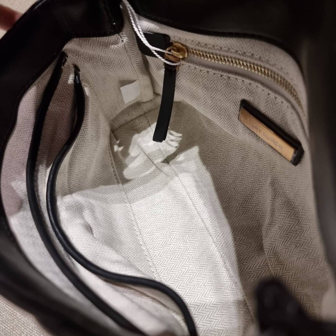 TORY BURCH KIRA CHEVRON CONVERTIBLE SHOULDER BAG (SMALL / MEDIUM) กระเป๋าสะพายรุ่นยอดฮิต ไซส์คลาสสิค ที่ใช้ยังไงก็ดูหรู ดีไซน์เฉพาะตัว วัสดุหนังแกะ สัมผัสนิ่ม เปิด-ปิดด้วยกระดุมแม่เหล็ก ภายในเป็นช่องโล่ง ใส่กระเป๋าสตางค์ มือถือ เครื่องสำอางค์ พาวเวอร์แบงค