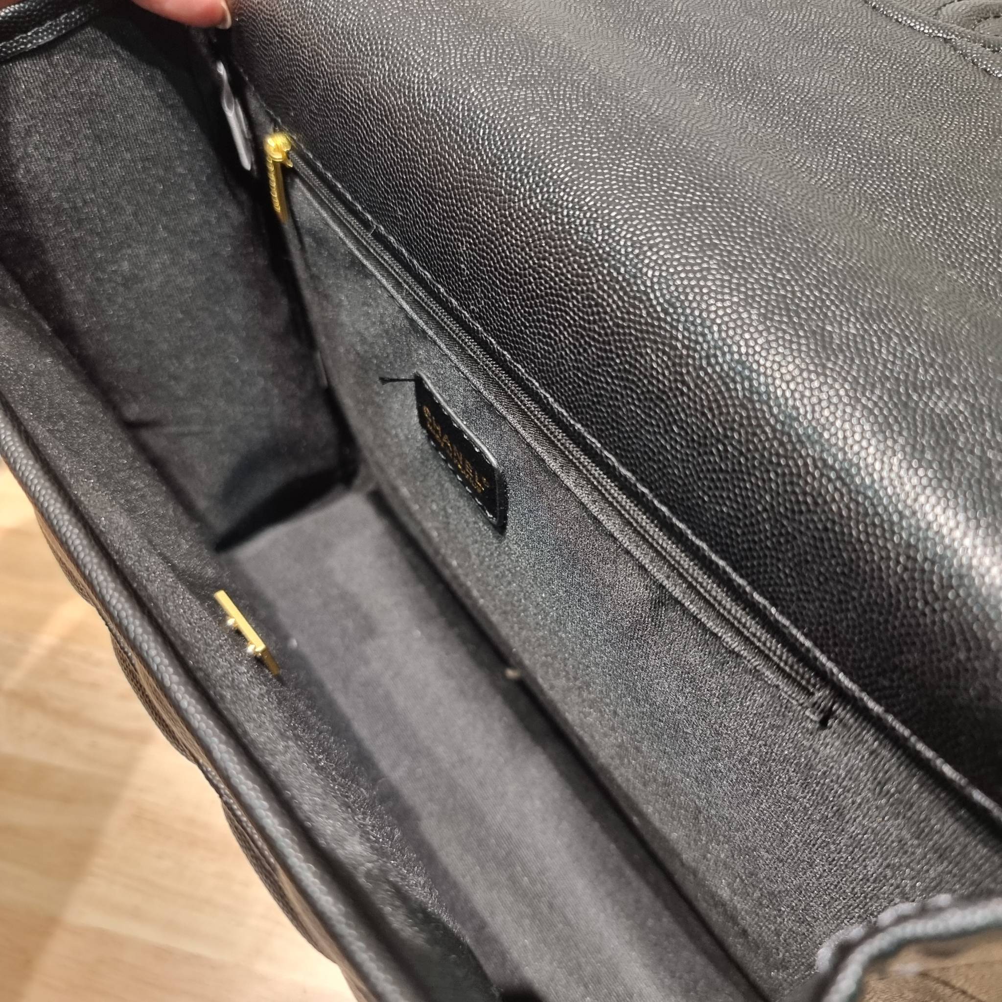 Chanel 22k backpack ที่สุดของไอเท็มที่ตัวแม่ยังต้องมี กับกระเป๋าสะพายทรงเป้ ดีไซน์สุดชิค รูปทรงสวยเป็นเอกลักษณ์ ใบใหญ่จุของคุ้ม สะพายออกทริปไปเที่ยวได้สบายๆ วัสดุหนังลายคาเวียร์ ผิวสัมผัสดี