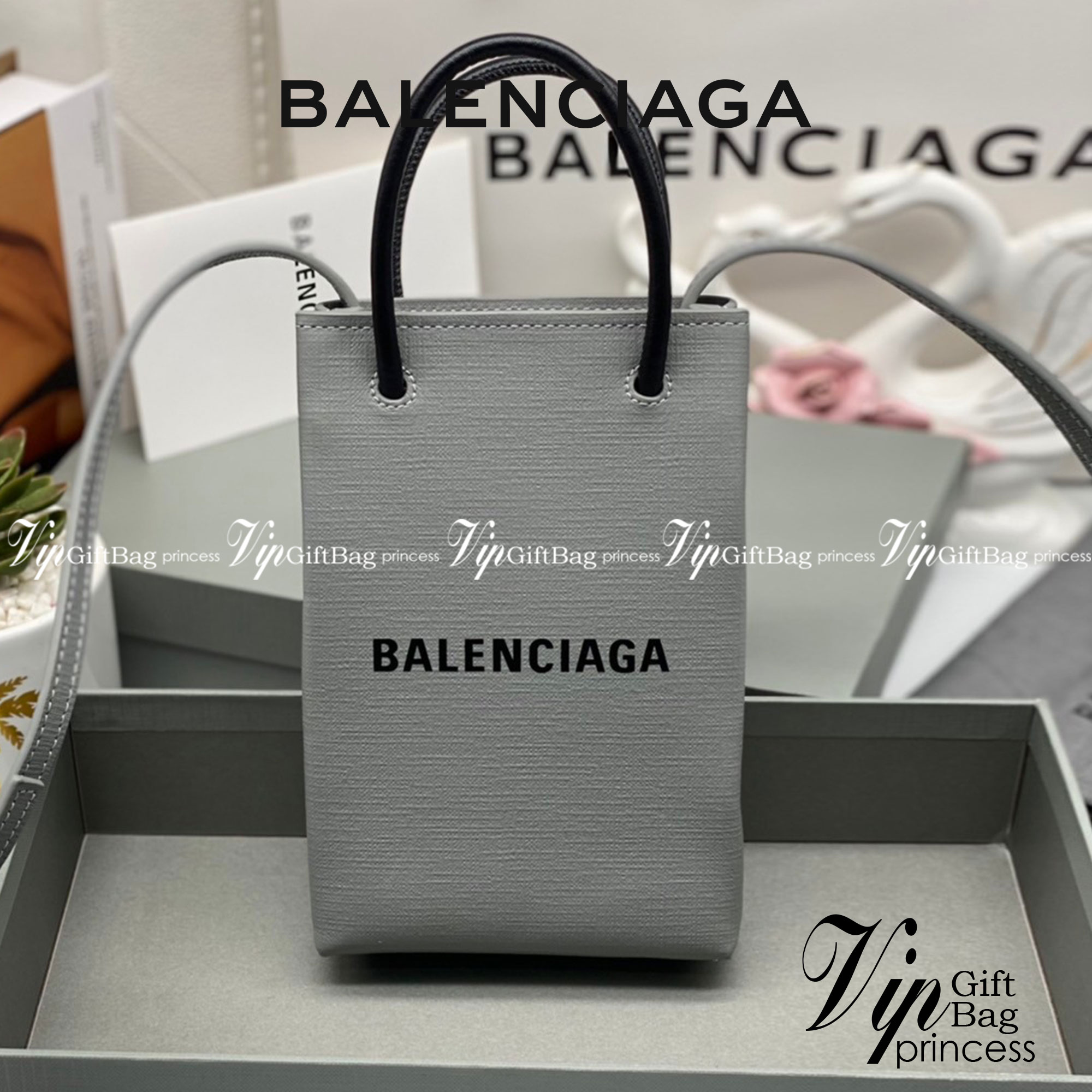 หนังแท้ BALENCIAGA Shopping Phone Pouch leather tote พกกระเป๋าช้อปปิ้งขนาดมินิ ไปทุกที่ในฤดูกาลนี้ ดีไซน์ที่ใช้ได้ทุกวันตั้งแต่หนังแบบมีเท็กซ์เจอร์ ภาพสินค้าถ่ายจากงานขายจริง ใช้งานต่างประเทศได้