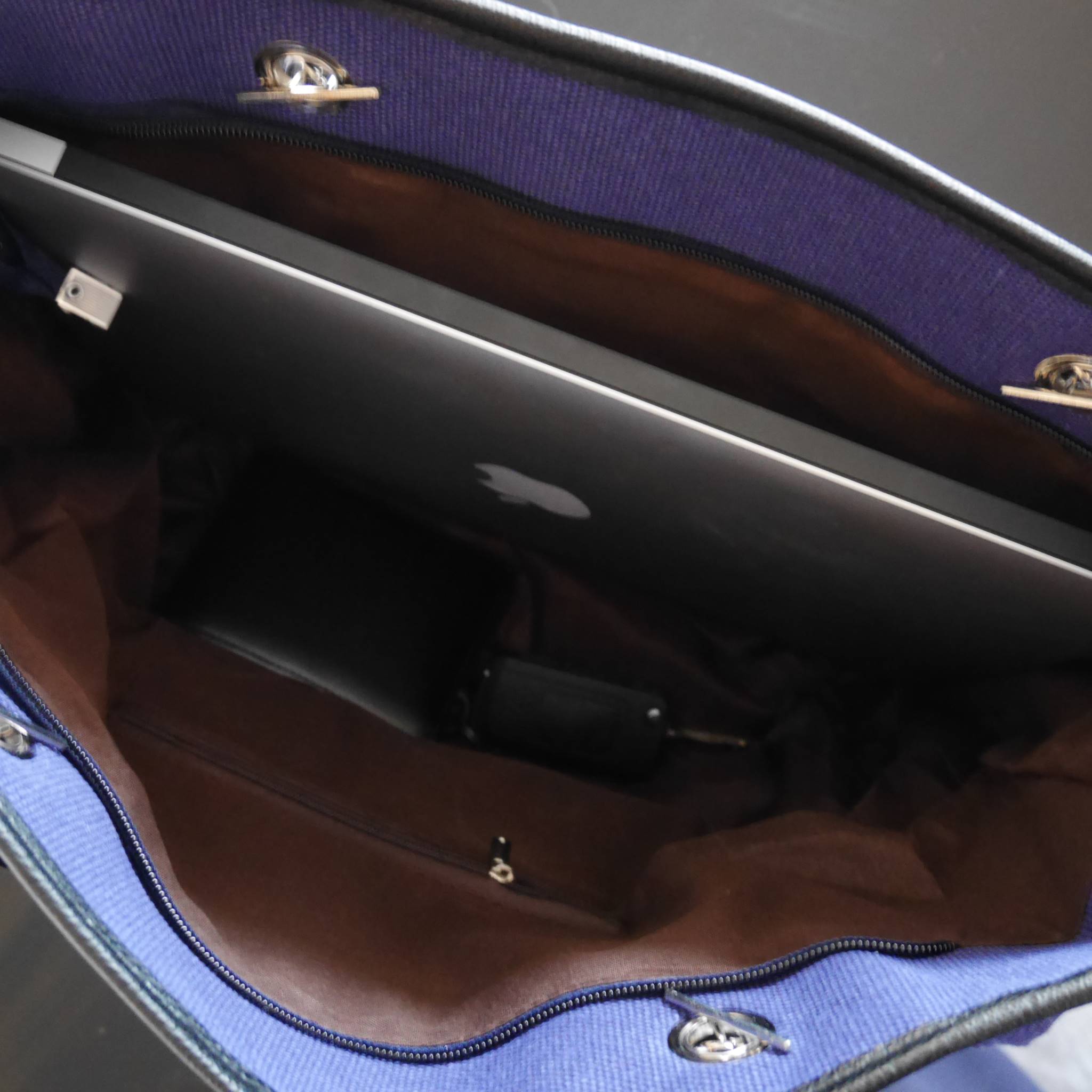 New Color! งานพรีเมี่ยมกิ้ฟจากแบรนด์ Chanel กระเป๋า ทรง Tote ผ้า canvas **ขายดีตลอดกาล เนื้อหนาอย่างดี มีซับใน ด้านหน้าเพ้นโลโก้แบรนด์หรู **จุดเด่นที่ หูจับมี 2 แบบคือ แบบสายหนัง และ โซ่ สามารถ สะพายไหล่ได้คะ ใบใหญุจุของคุ้ม แต่น้ำหนักเบาคะ มีใบเดียวจบ **