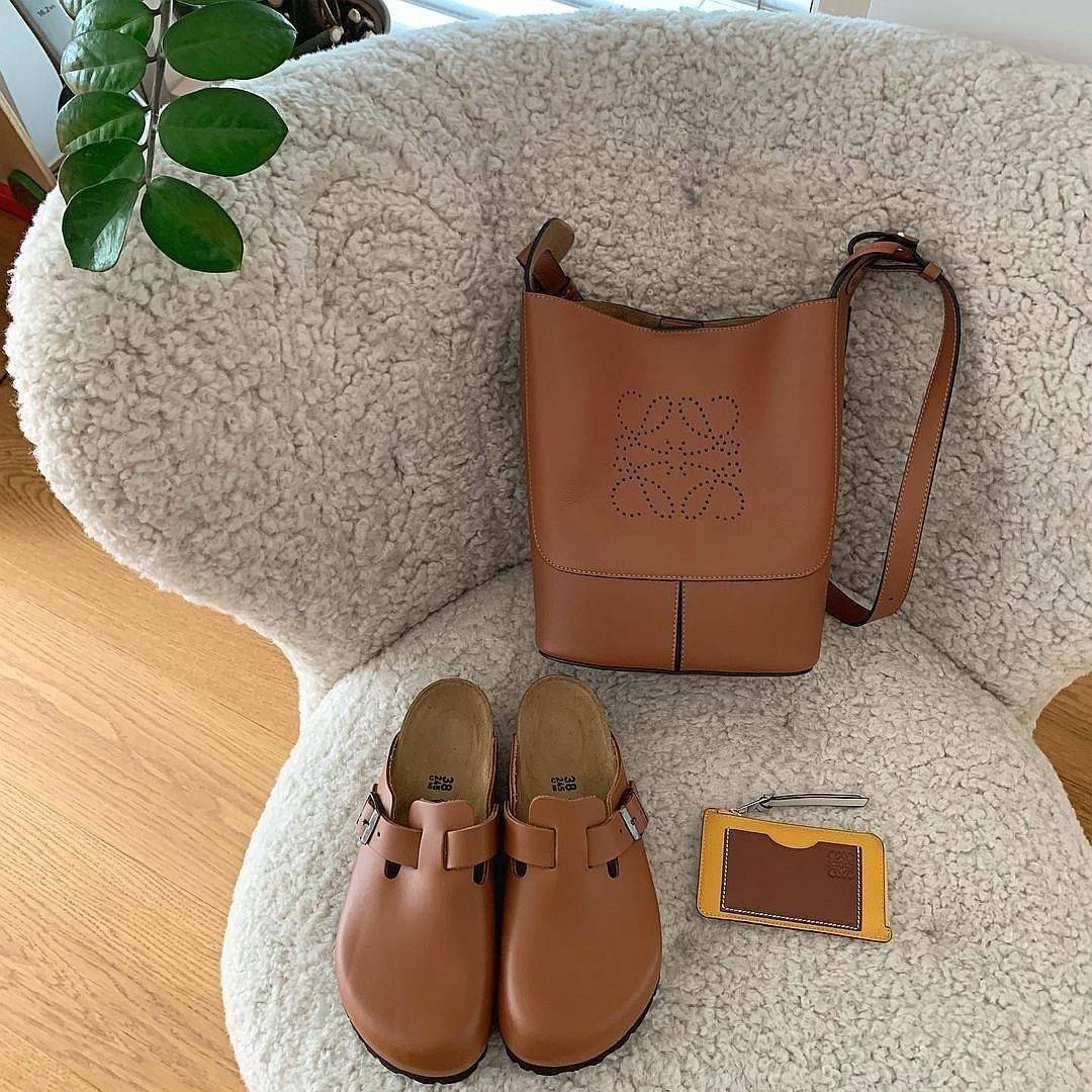 พร้อมส่งความสวย! Super Rare! ห้ามพลาด! LOEWE HOBO LEATHER SHOULDER BAG VIP GIFT WITH PURCHASE (GWP) กระเป๋าหนังแท้พรีเมี่ยมกิ๊ฟ Limited Edition จาก LOEWE PERFUME DUTYFREE รุ่น Rare items วัสดุหนังแท้ Lambskin หนังนิ่มสวยดีไซน์หรูด้านหน้าฉลุโลโก้ Loewe Ana