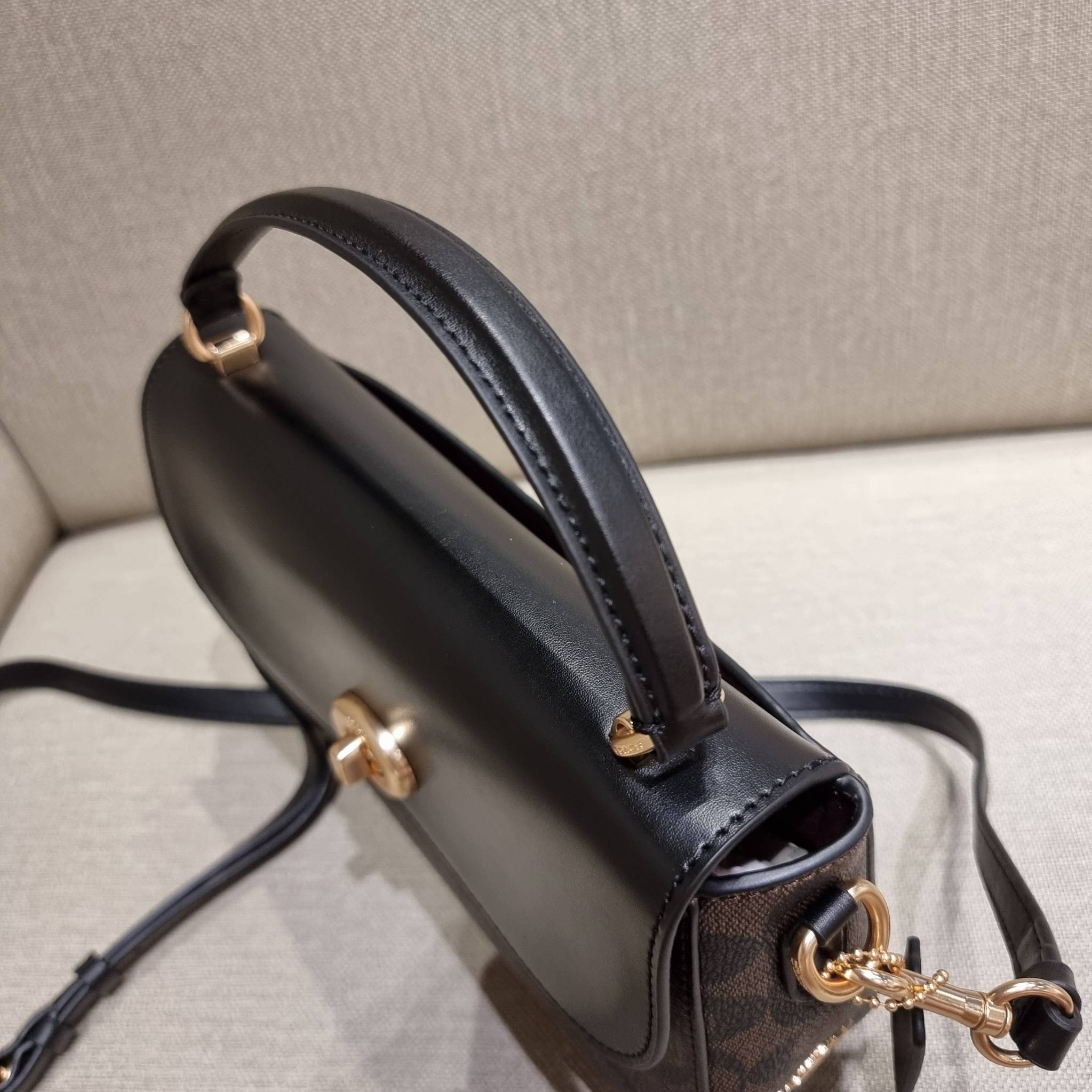 COACH C1765 MARLIE TOP HANDLE SATCHEL IN SIGNATURE CANVAS กระเป๋าถือ/สะพายข้าง มีดีไซน์ยูนีค โดดเด่น ตกแต่งโลโก้ด้านข้างอะไหล่ทอง สวยคลาสสิคด้วยวัสดุแคนวาสสลับหนังแท้ เปิด-ปิดด้วยตัวล็อคแน่นหนา ภายในเป็นช่องโล่ง ใส่ของได้ครบครัน มาพร้อมหูจับในตัวและสายสะพ