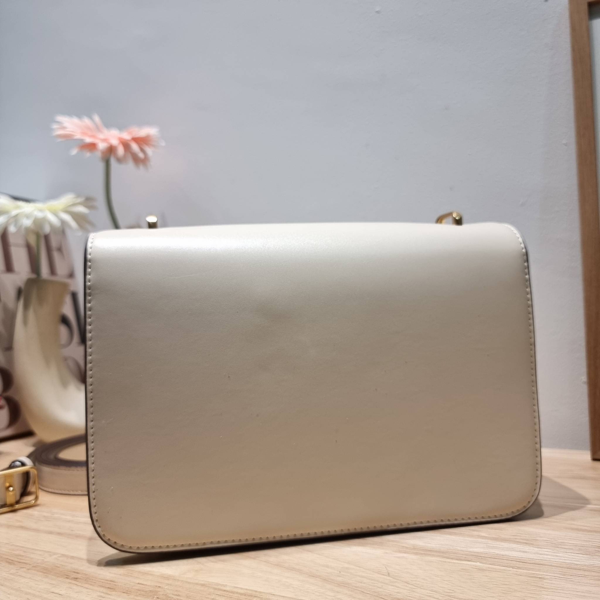 Tory Burch Bag / TORY BURCH ELEANOR CONVERTIBLE SHOULDER BAG รุ่นยอดนิยม กับไซส์ใหม่ ใหญ่จุคุ้ม! กระเป๋าสะพายข้าง ดีไซน์อยู่ทรง เรียบหรู! ผู้ดีกว่าใคร เปิด-ปิดด้วยแถบแม่เหล็ก