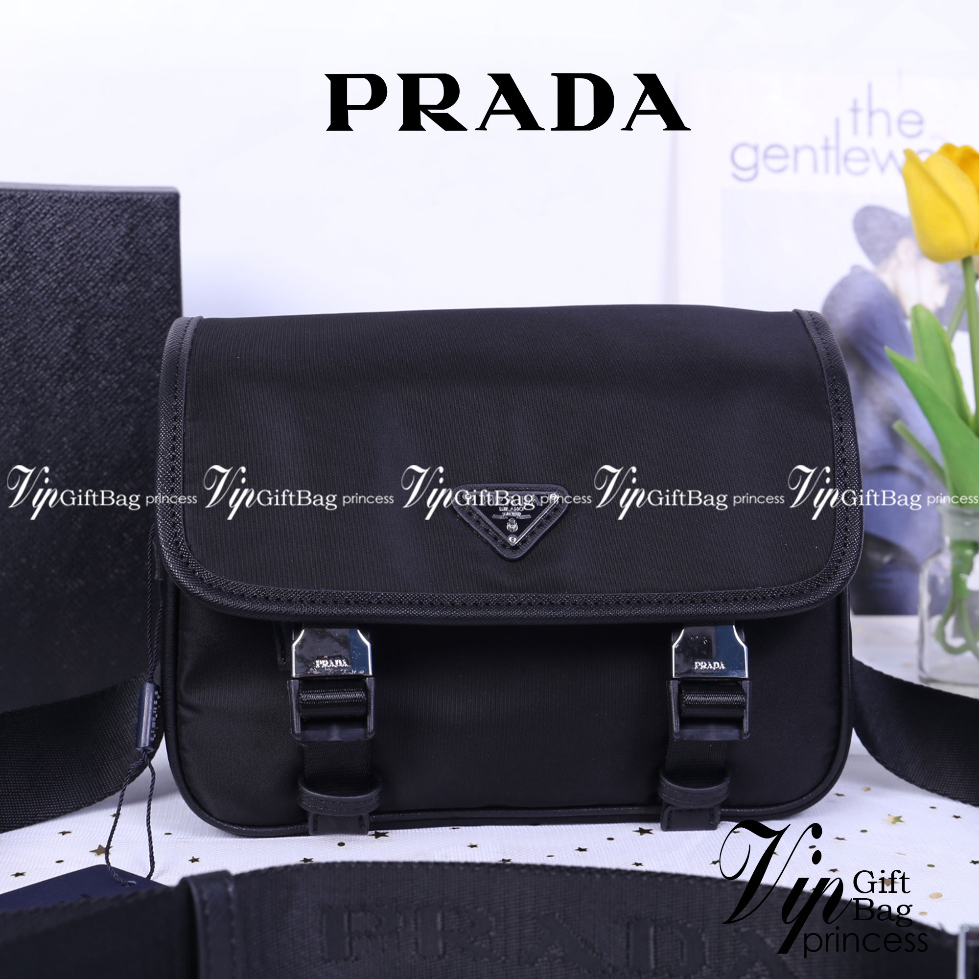 Prada Nylon and Saffiano Leather Bag with Strap กระเป๋าสะพายแบบ Crossbody ใช้ได้ทั้งหญิงชาย มาพร้อมกระเป๋าใส่เหรียญใบเล็กน่ารัก เปิด-ปิดด้วยตัวล็อค ด้านในยังแบ่งช่องเป็นสัดส่วน จุของได้เยอะ ซับในด้วยผ้าพิมพ์ลายแบรนด์อย่างดี และยังมี 1 ช่องซิปด้านหลัง สายส