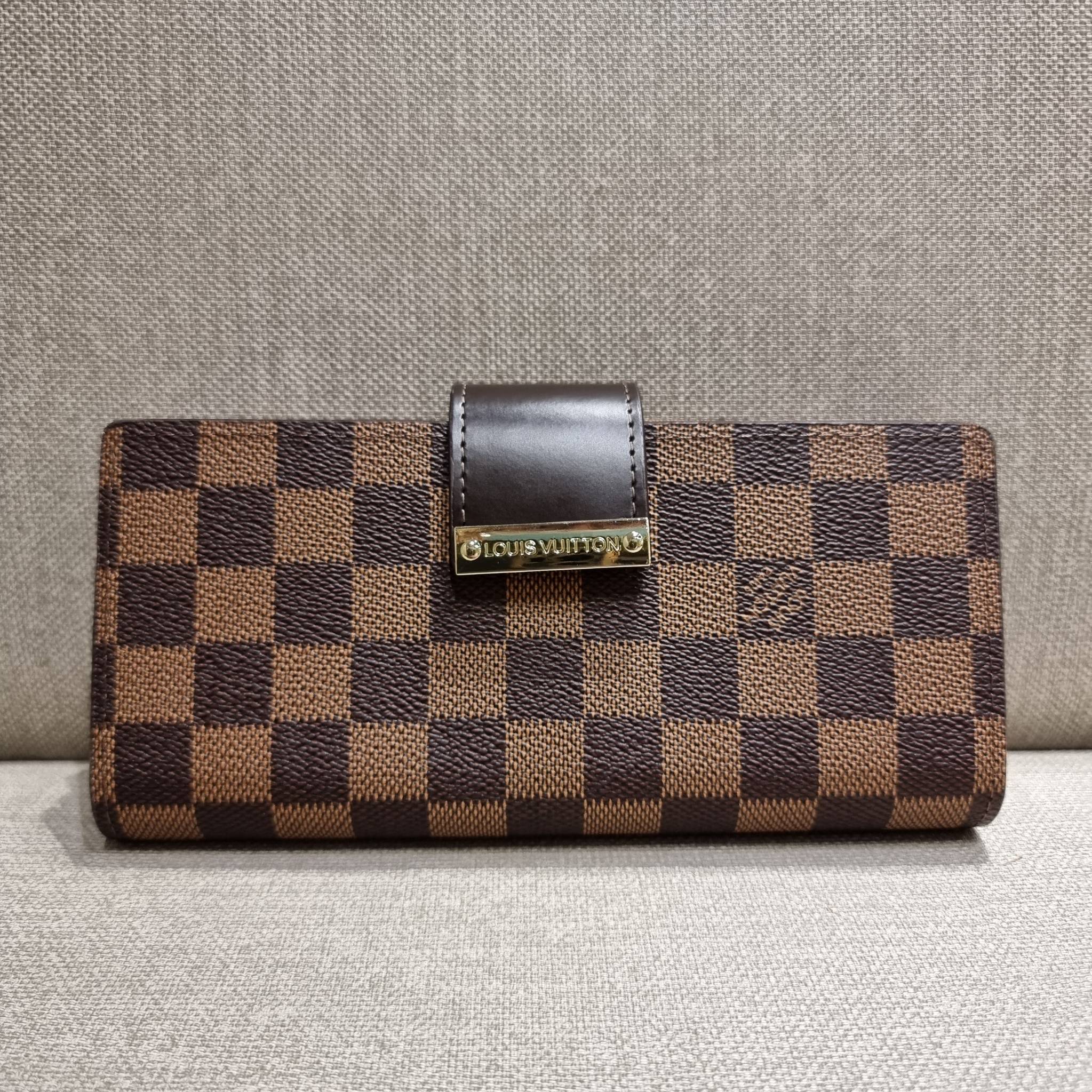 VIP 】ได้เวลาเปลี่ยนกระเป๋าสตางค์รับทรัพย์กันแล้ว!! LV vip wallet กระเป๋าสตางค์พรีเมี่ยมกิ๊ฟ เป็นไอเท็มหายาก ที่สาวๆต้องว้าว!! ใบยาวขนาดกำลังเหมาะมือ ถือแล้วขับผิวทุกสี วัสดุหนังแคนวาส ทนทาน เปิด-ปิดด้วยกระดุม ภายในมีช่องใส่บัตรเยอะมาก แบ่งสัดส่วนสวย ใส่ธน
