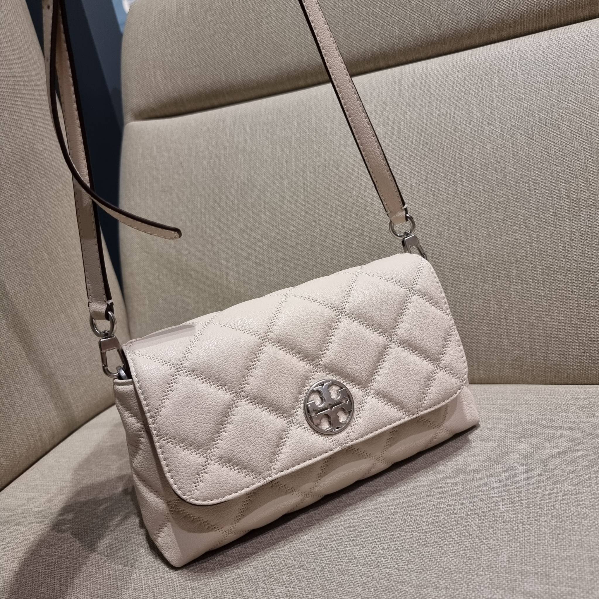 TORY BURCH WILLA MINI SHOULDER BAG ใหม่ล่าสุด พร้อมเสิร์ฟไม่ต้องรอพรีฯ กระเป๋าสะพายดีไซน์เลิศ ทรงสวย กะทัดรัด สะพายคล่องตัว ดีไซน์บุนวม เส้นคมสวยหรู