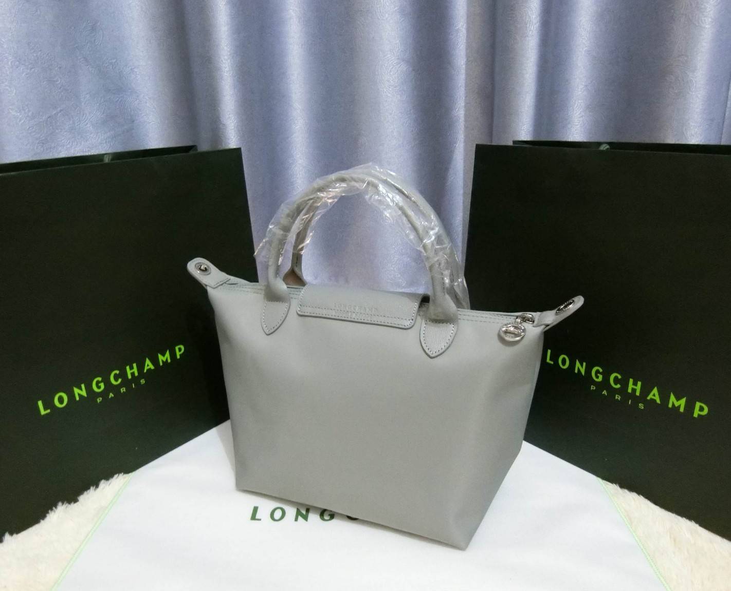 Longchamp Size S สินค้าใหม่ ของแท้!! เป็นล็อตผลิตเกินออเดอร์จากโรงงาน มาพร้อมการ์ด/ถุงผ้าแบรนด์/ถุงกระดาษแบรนด์ Size S: 25 x H. 23 x 16 cm. Color: Dusty Grey 274