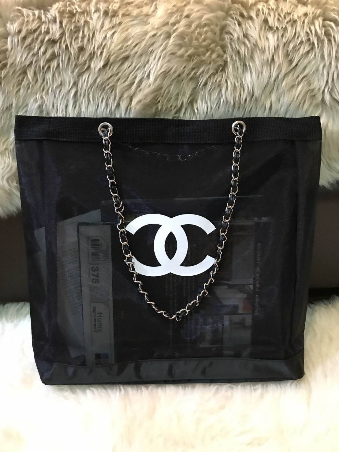 NEW! Chanel Shopping Bag With Chain กระเป๋าสะพายใบใหญ่ทรง Shopping Bag Limited Edition พรีเมี่ยมกิ้ฟของแท้นำเข้าจาก Chanel Perfume Counter ใบใหญ่วัสดุ Nylon โปร่งปั้มโลโก้แบรนด์สวยหรู เปิดปิดด้วยแถบแม่เหล็กซ่อนด้านใน บุฟองน้ำที่ฐานมาพร้อมสายสะพายโซ่ร้อยหน