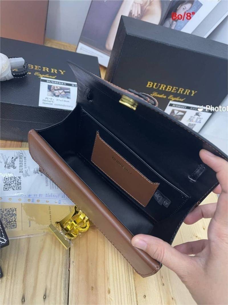 BURBERRY Mini Two-tone Canvas and Leather TB Bag / BURBERRY FRAGRANCES CROSSBODY WITH CHAIN วัสดุ Canvas & Leather ทรงเหลี่ยมสวยหรูอยู่ทรงมีโลโก้แบรนด์ด้านหน้า พร้อมสายสะพายโซ่อะไหล่ทอง