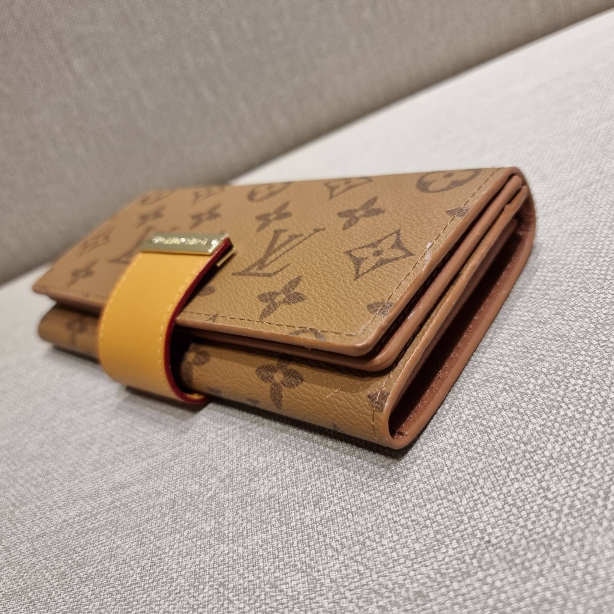 VIP 】ได้เวลาเปลี่ยนกระเป๋าสตางค์รับทรัพย์กันแล้ว!! LV vip wallet กระเป๋าสตางค์พรีเมี่ยมกิ๊ฟ เป็นไอเท็มหายาก ที่สาวๆต้องว้าว!! ใบยาวขนาดกำลังเหมาะมือ ถือแล้วขับผิวทุกสี วัสดุหนังแคนวาส ทนทาน เปิด-ปิดด้วยกระดุม ภายในมีช่องใส่บัตรเยอะมาก แบ่งสัดส่วนสวย ใส่ธน