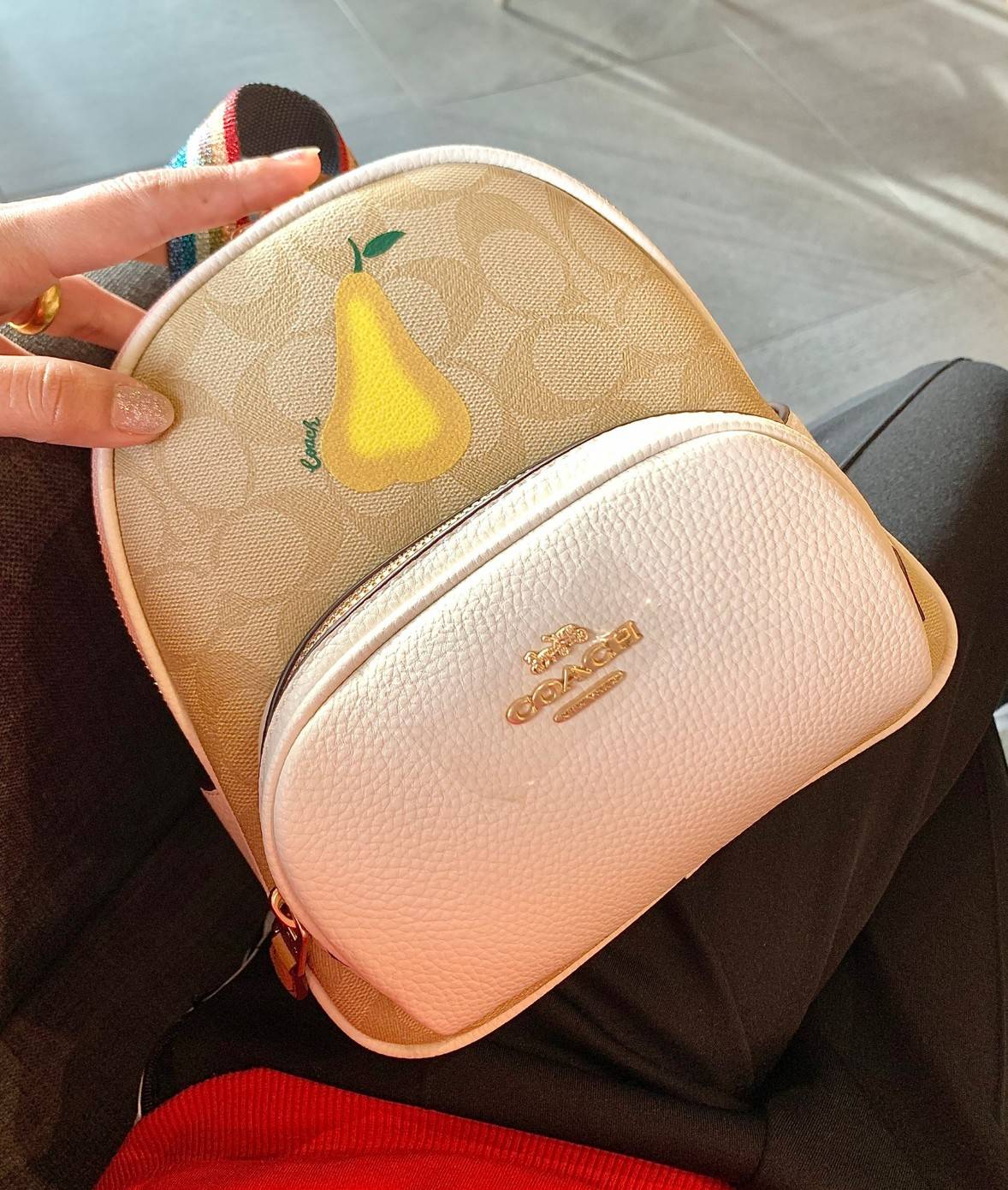 COACH MINI COURT BACKPACK IN SIGNATURE WITH PEAR ((c8258)) 🌈สวยกันก่อนใคร วางน้องไม่ลงเลยจริงๆค่าา😍 พร้อมส่ง! กับกระเป๋าสะพายหลังแบบมีหูหิ้วในตัว บอกก่อนเลยว่าหนังของน้องทั้งนิ่ม ทั้งสวย อย่างดีเลยค่ะ