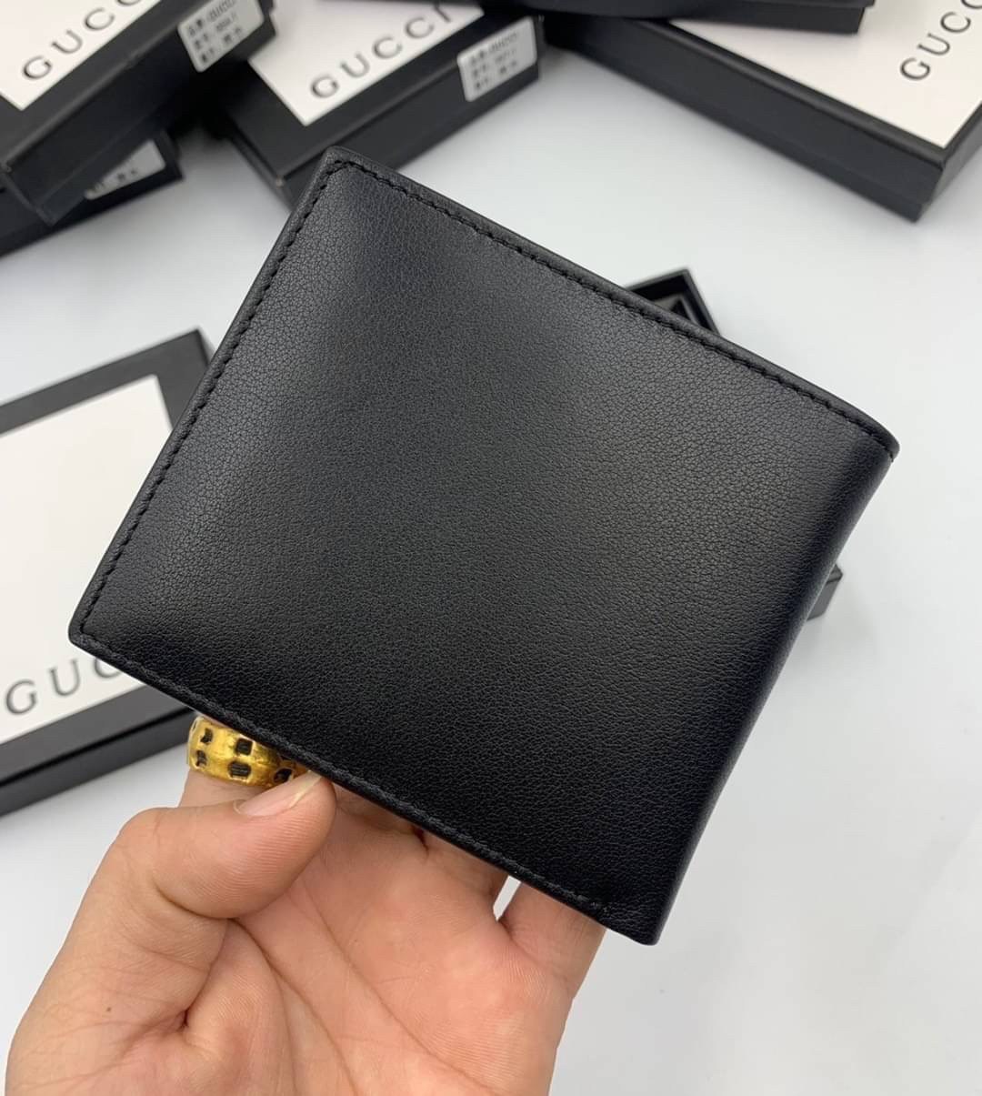 หนังแท้ GUCCI Men Short Wallet รุ่นใหม่ล่าสุด!! หนังสวยเริด ดีงามมากค่าาา กระเป๋าสตางค์ใบสั้น ดีไซน์ใหม่ สวยดูหรู ถือใช้กำลังเหมาะมือ ใส่บัตรได้เยอะ ใส่ธนบัตรได้ทุกชนิด มาครบ set พร้อมส่ง!! เป็นไอเท็มที่หนุ่มๆต้องมีจริงๆจ้า 😎😎