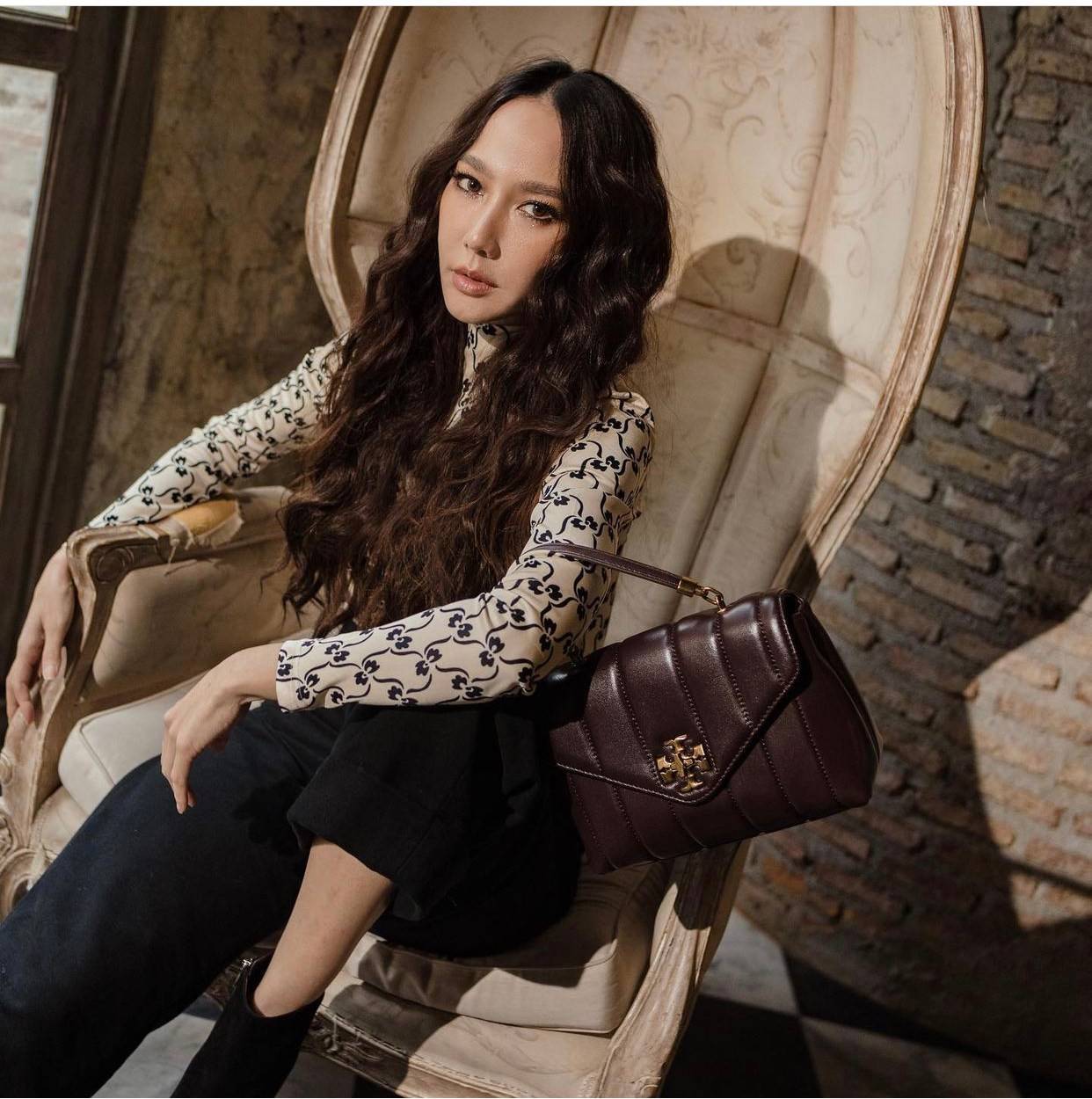 TORY BURCH KIRA QUILTED SMALL BAG พร้อมส่งที่ไทย ไม่ผิดหวังแน่นอนค่ะ! กระเป๋าหิ้วหรือสะพายข้างได้ วัสดุหนังแกะแท้ทั้งใบ ((หนังแกะจะมีคุณภาพดีเงานิ่มและแพงกว่าหนังวัวจ้า)) หนังนิ่มสวยงามมากๆค่ะ เปิดปิดกระเป๋าแบบหมุนล็อคแบบโลโก้แบรนด์ ใช้อะไหล่คลาสสิคดูหรูเ