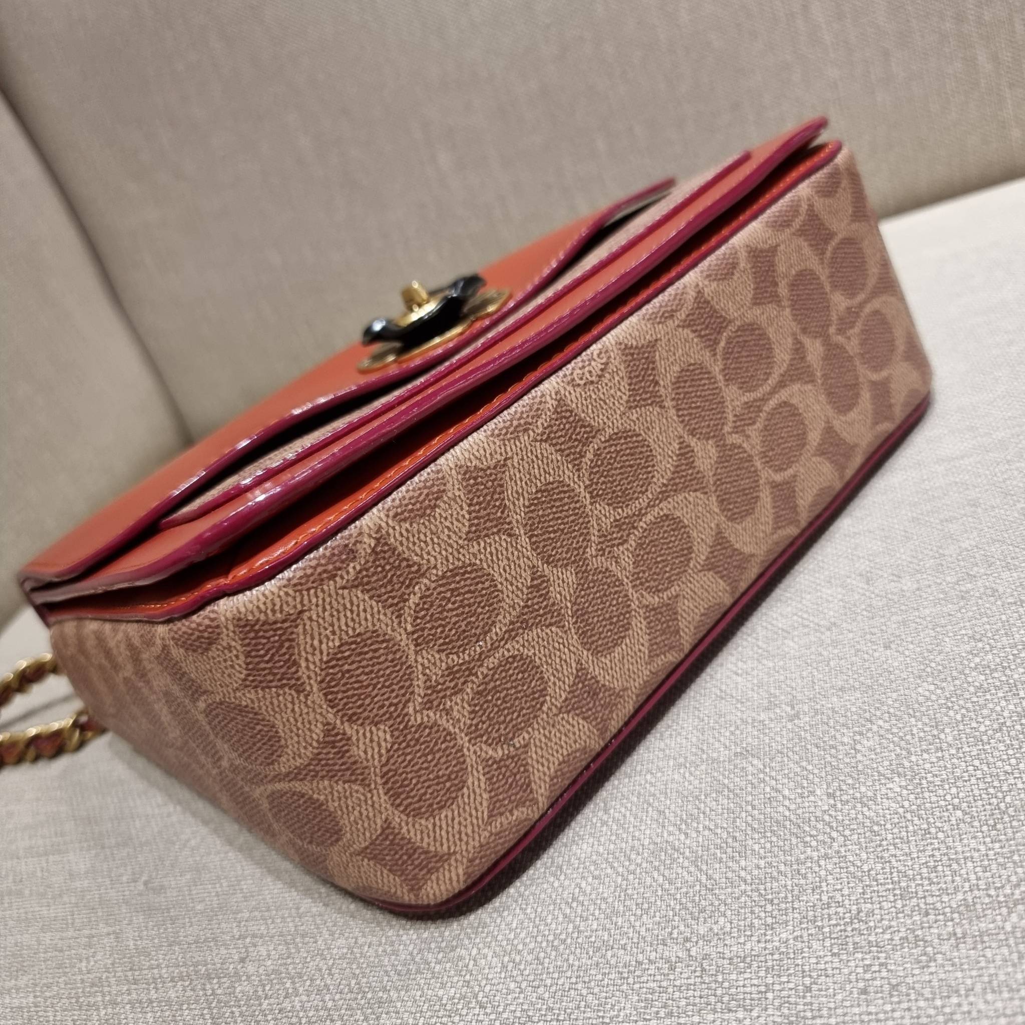 COACH C0827 MADISON SHOULDER BAG IN SIGNATURE CANVAS กระเป๋าสะพายข้าง รุ่นยอดฮิต ไซส์ใหญ่จุใจ ดีไซน์สวย โดดเด่นด้วยตัวล็อครูปดอกไม้ ตกแต่งตัดกันกับลายซีอย่างลงตัว วัสดุหนังแท้สลับหนังแคนวาสเคลือบลาย ภายในแบ่งสัดส่วนให้อย่างดี มาพร้อมสายสะพายในตัว ปรับใช้ไ