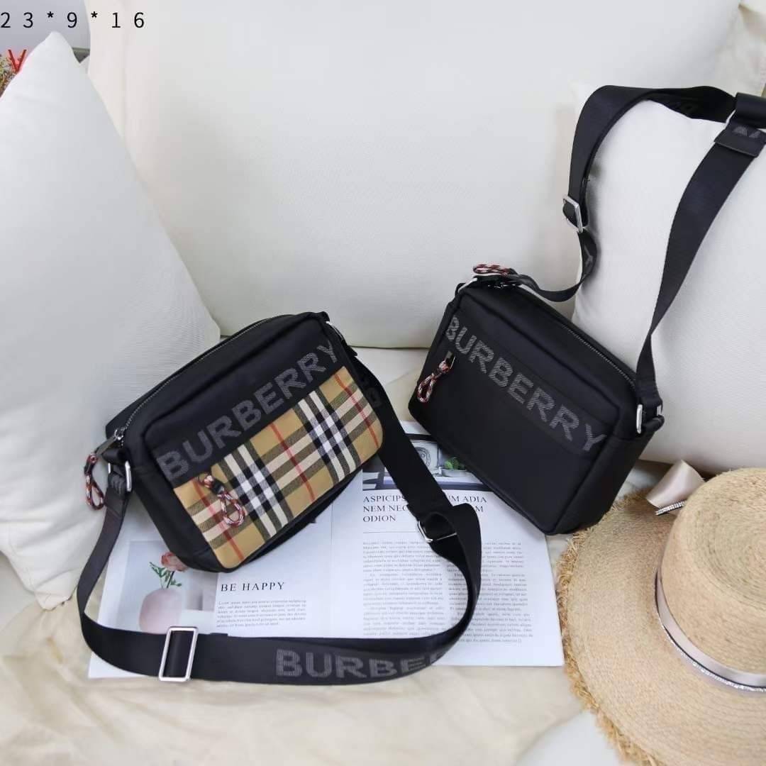 BURBERRY FRAGRANCES CROSSBODY BAG / BURBERRY Nylon Crossbody Bag วัสดุ Nylon Canvas ทรงเหลี่ยมน้ำหนักเบามีโลโก้แบรนด์คาดด้านหน้าพร้อมช่องซิปใส่ของ เปิดปิดด้วยซิปหัวซิปแบรนด์สไตล์สปอร์ต ภายในมีช่องใส่บัตร ขนาดกำลังดีสามารถใส่กล้อง มือถือ กระเป๋าสตางค์ของใช