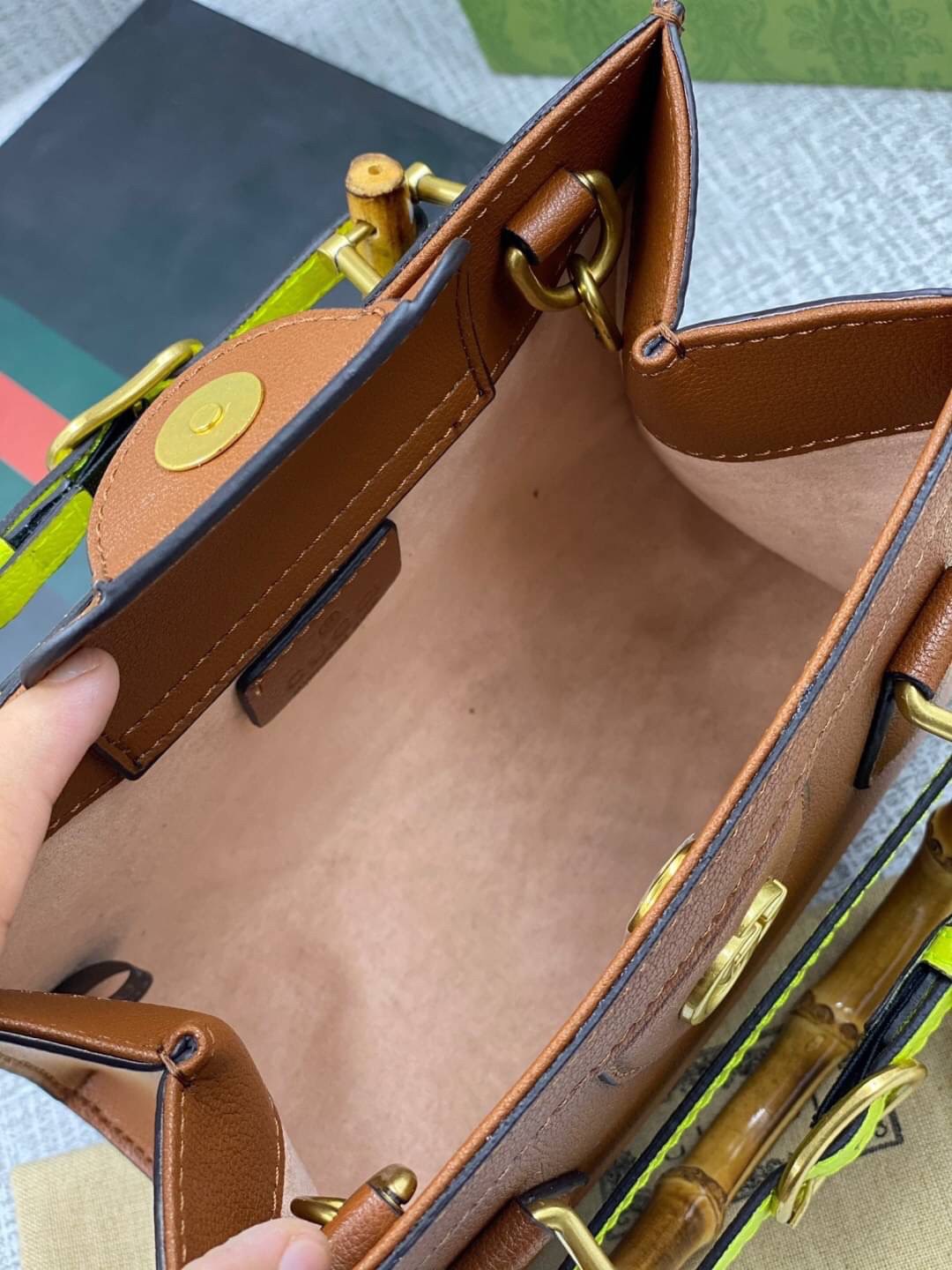 VIP GIFT 】หนังแท้ GUCCI Diana mini tote bag กระเป๋างานหูไม้ไผ่สุดคลาสสิก ดีไซน์มาใหม่พร้อมเข็ดขัดหนังสีสะท้อนแสงประดับตรงหูกระเป๋า ขนาดมินิกำลังน่ารักเลยค่ะ วัสดุหนังแท้ อะไหล่ทอง งานสวยตั้งอยู่ทรง มีสายสะพายยาว 1เส้น สามารถปรับระดับได้-ถอดได้ งานเก๋ไก๋ที