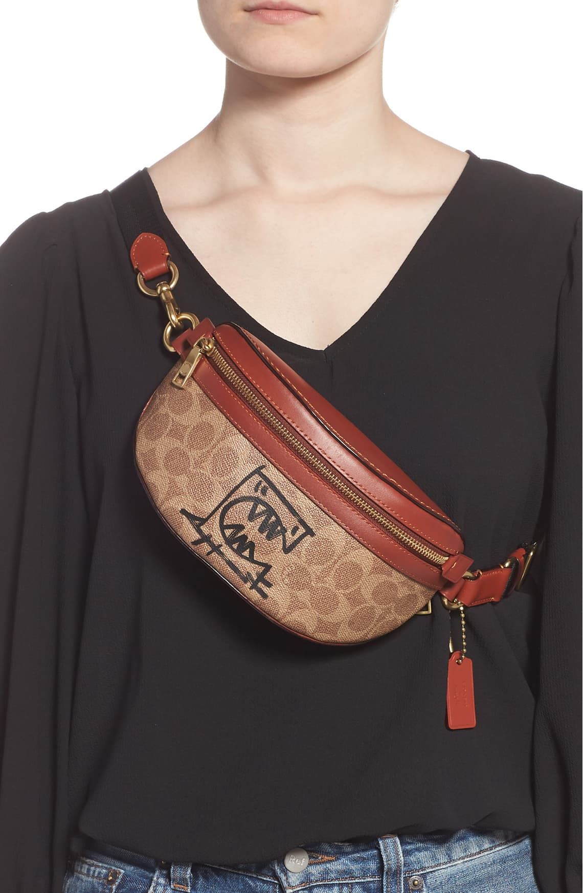 LIMITED EDITION !! COACH BELT BAG IN SIGNATURE WITH REXY BY GUANG YU กลับมาอีกครั้งกับ Coach X Disney สวยงามมากๆค่ะ คาดอก คาดเอวได้ ลาย C ตัดขอบหนังเรียบ มีช่องซิปทั้งหน้า//หลัง ใส่มือถือได้ทุกรุ่น;พาสปอร์ตได้ ;กระเป๋าเงินใบกลางได้;อื่นๆจำเป็นได้ครบค่ะ.