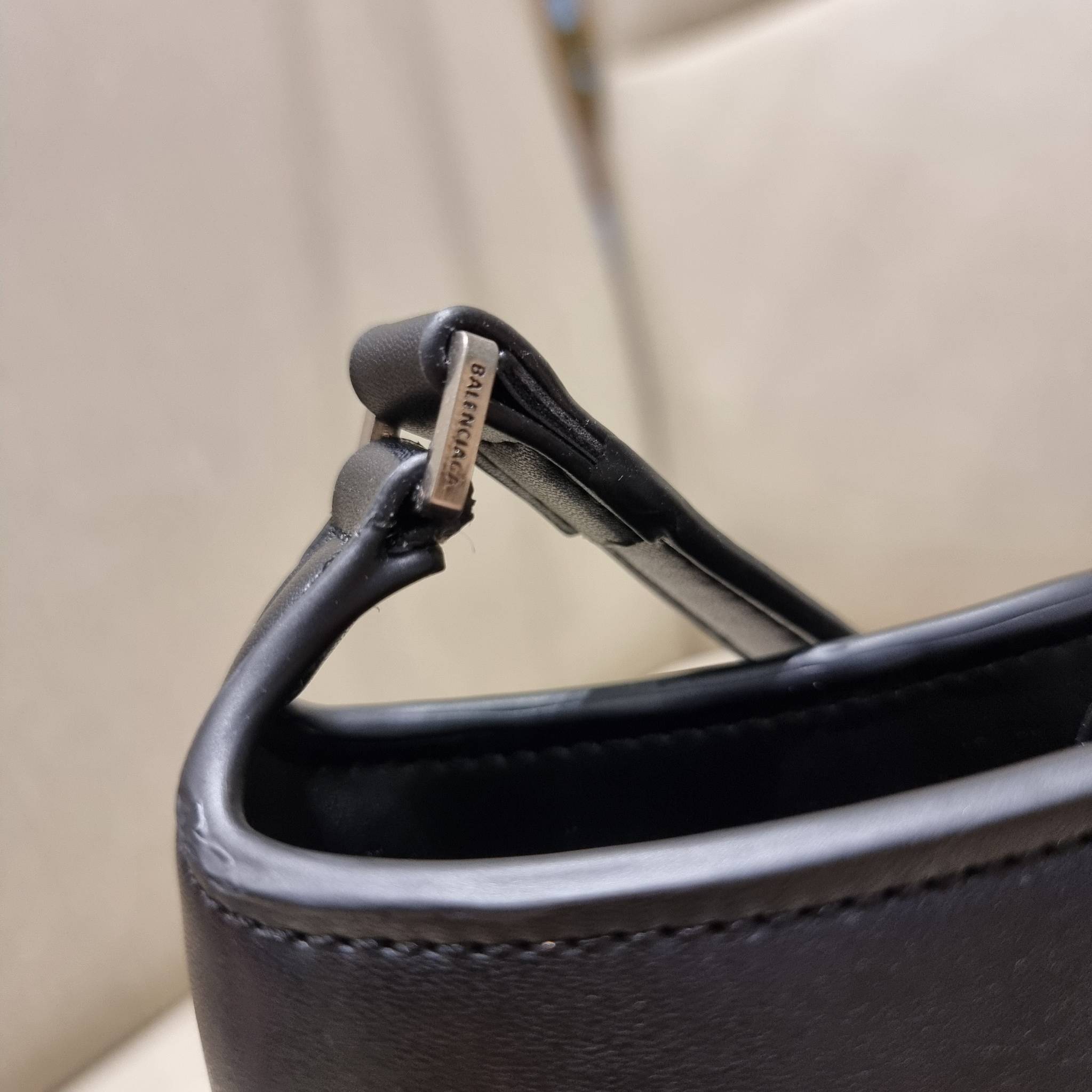 Balenciaga XX small leather shoulder bag กระเป๋าสะพายดีไซน์สวยเลิศ!! ไม่ซ้ำ เอกลักษณ์ที่โดดเด่นด้วยรูปทรง และขนาดที่กำลังเหมาะใช้งาน พร้อมดีไปหมด!! วัสดุสังเคราห์เรียบหรู ปากกระเป๋ามีแถบแม่เหล็กคาดกันของหล่นได้ ภายในกระเป๋าเป็นช่องโล่ง มีช่องซิป และช่องย่