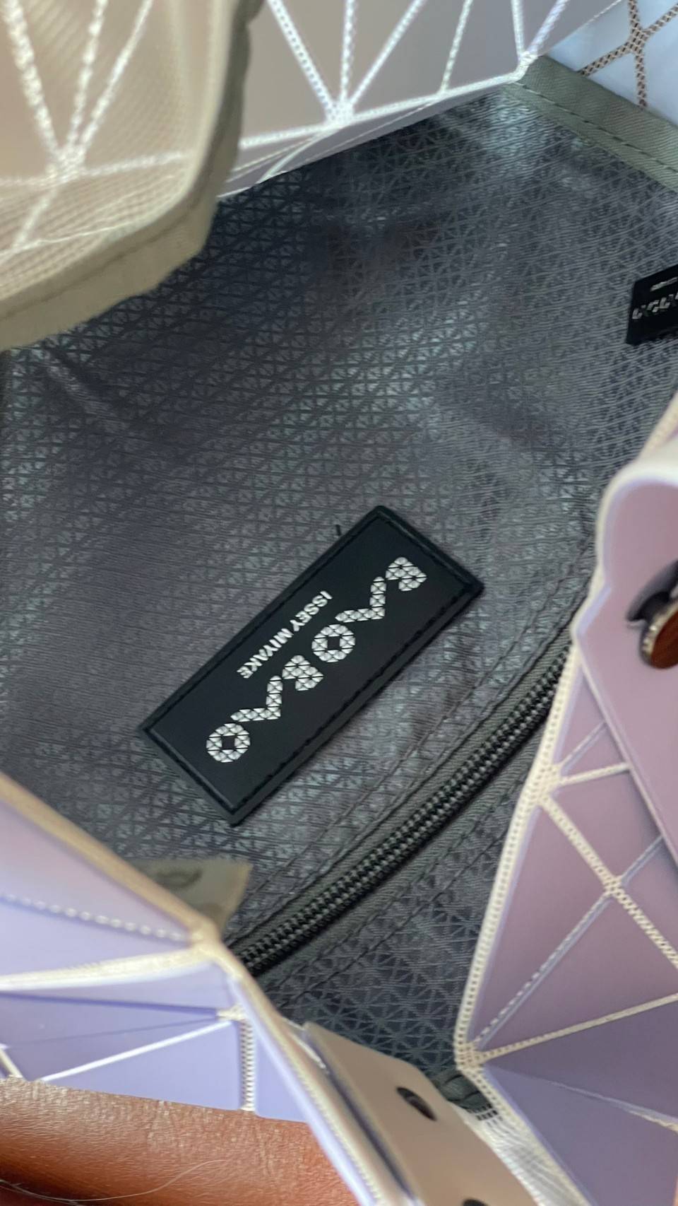 ORIGINAL 🌸 BAO BAO ISSEY MIYAKE LUCENT 6X6 matte tote bag เป็นซีรีส์ที่โดดเด่นด้วยโทนสีสว่าง โดดเด่นด้วยลักษณะต่างๆ เช่น ตาข่ายสว่างที่มองเห็นได้ผ่านช่องว่างระหว่างชิ้นสามเหลี่ยม