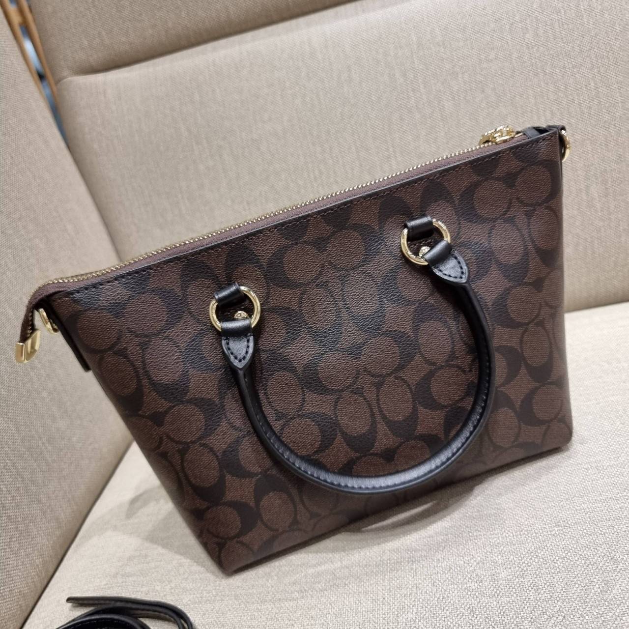 COACH F38089 MINI EMMA SATCHEL IN SIGNATURE CANVAS รุ่นหายาก รุ่นที่สาวๆตามหา จัดมาให้สมกับที่รอคอยกันไปเลยจ้า!! เป็นรุ่นที่ดีไซน์ออกมาให้ใช้งานง่าย สะดวก สวย หรู ดูดี!! กระเป๋าสะพายทรงสวย วัสดุหนังแคนวาสเคลือบลาย มาพร้อมสายสะพายข้างและหูจับในตัว ถอดออกถื