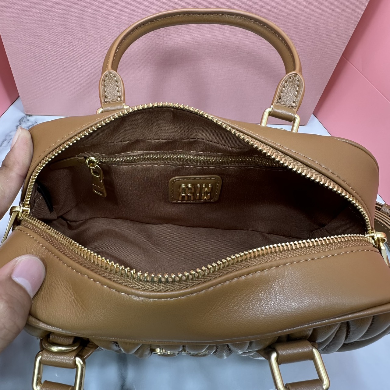 ORI หนังแท้ | MIU MIU Arcadie matelassé nappa leather bag Small 22cm กระเป๋าสะพายทรงโฮโบลุคลูกคุณหรูหราด้วยดีไซน์จับจีบนูนลวดลายสามมิติซับซ้อนเป็นเอกลักษณ์ น่ารักๆเก๋ๆ สวยดูแพง หูจับในตัวง่ายและสะดวกพกพา
