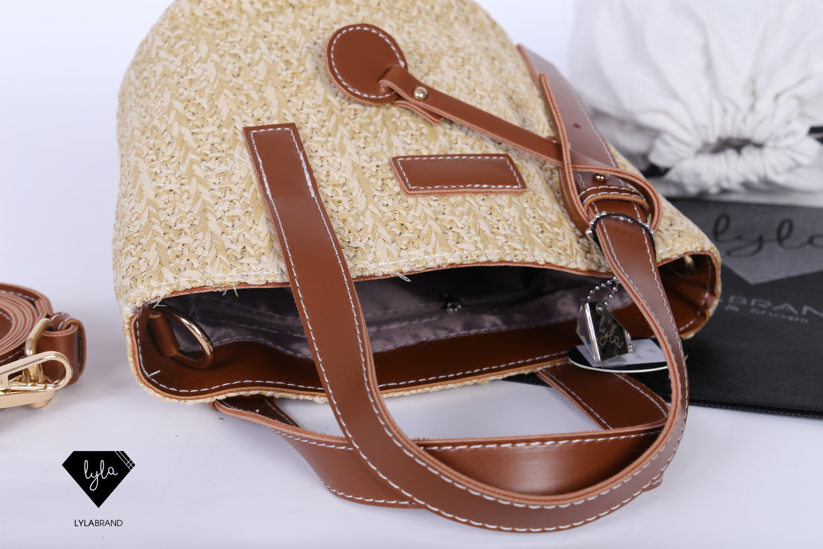 LYLABRAND🔔 WOVEN BUGKET กระเป๋าที่เพิ่มความหวานให้กับสาวๆได้อย่างลงตัว ตัดด้วยหนังสีน้ำตาล ดูคุณหนูสุดๆ ❤️