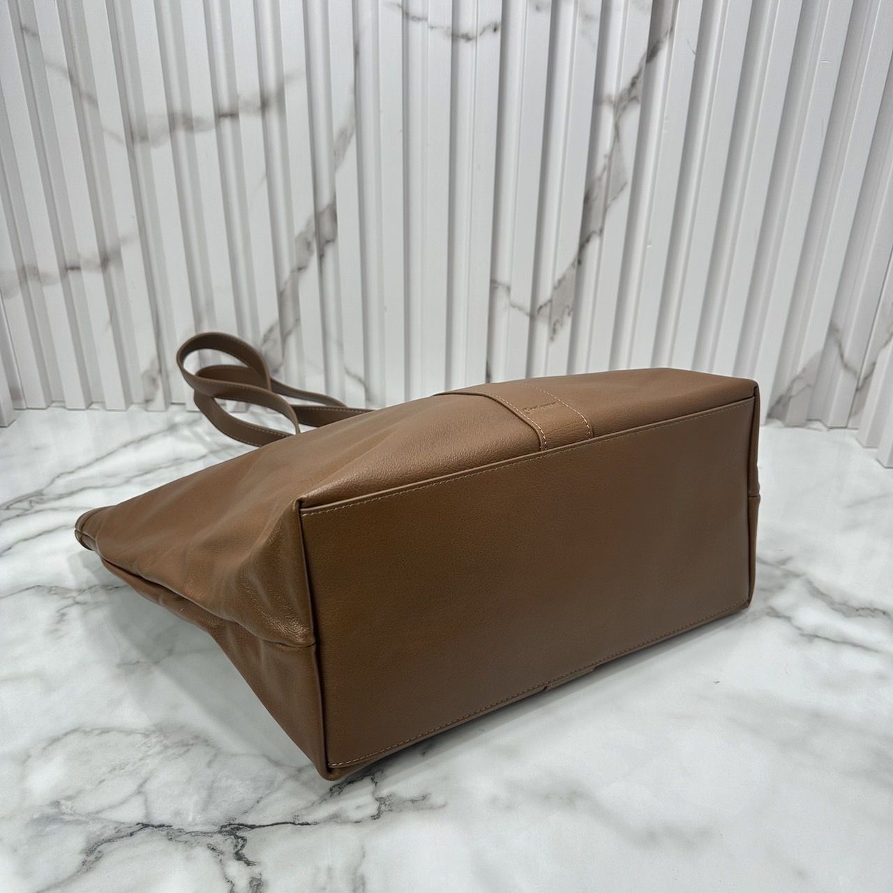 YSL Y TOTE IN LEATHER BAG กระเป๋าสะพายทรงโท้ทใบใหญ่ รุ่นใหม่ล่าสุด งานหนังแท้สวยเต็มใบ ดีไซส์เรียบหรูดูแพงอย่างแท้จริง ภายในโล่งกว้างมาก จุของได้เยอะสุด เอาใจสายแบกแต่ยังคงความหรูไว้ในตัวอย่างแน่นอน