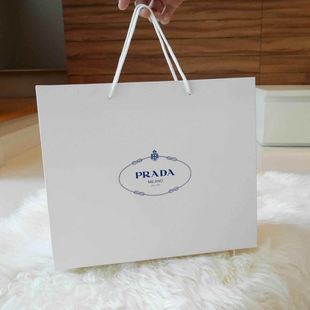 ถุงกระดาษ PRADA สีขาว โลโก้กรม ราคาถูกมาก เพิ่มความหรูหรา