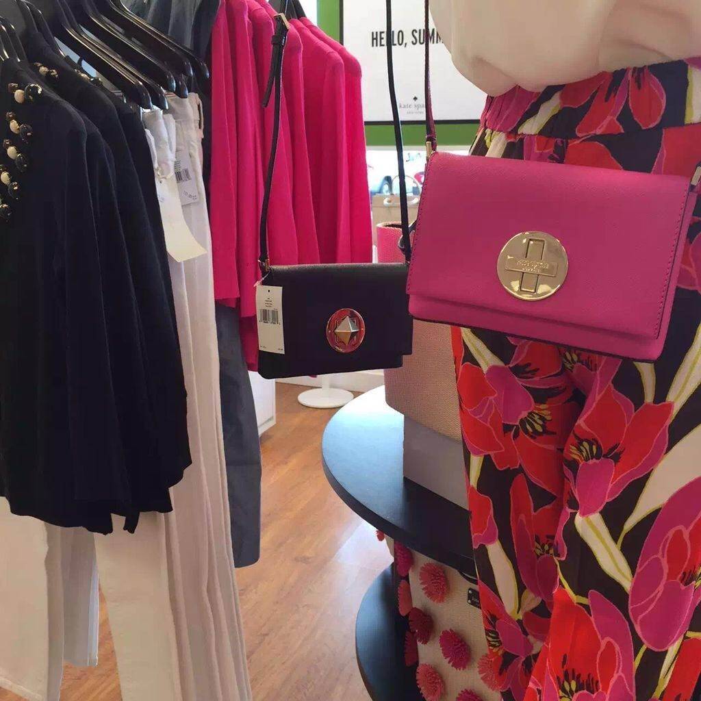 Kate Spade New York Crossbody Bag กระเป๋าสะพาย crossbody size mini กำลังน่ารัก วัสดุหนังลาย saffiano น้ำหนักเบา ด้านหน้ามี logo brand เปิดเปิดกระเป๋าแบบหมุนล็อค ภายในโล่งใส่มือถือได้ทุกรุ่น ใส่กระเป๋าสตางค์ใบสั้น, มือถือได้ทุกรุ่น ภายในมี 1 ช่องเล็ก ใส่มื