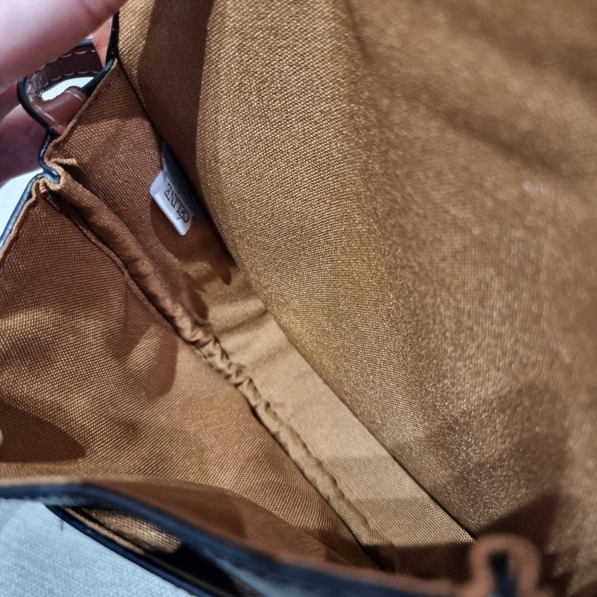 VIP 🥂 CELINE MINI BESACE IN TRIOMPHE CANVAS WITH TRIOMPHE HEART EMBROIDERY ใหม่พร้อมเสิร์ฟแบบไม่ต้องรอใคร!! กับกระเป๋าสะพายข้าง ที่เห็นแล้วต้องรัก ด้วยรูปทรงที่คลาสสิคแฝงความหรู ขนาดกำลังน่าใช้ โลโก้ลายปัก ดีเทลเดินด้ายรูปหัวใจ คละรอบใบ วัสดุหนังแ