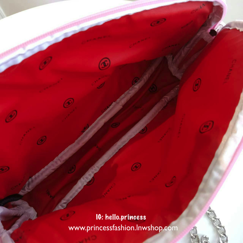 Chanel precision luxury leather clutch with chain จากงานพรีเมี่ยมกิ๊ฟ แบรนด์ดัง วัสดุหนังแก้วมันสวยหรู ด้านหน้า ตกแต่งโลโก้แบรนด์บนเฟอร์สีดำ สายโซ่ยาวสีดำสุดหรู สายถอดเก็บได้ ด้านในบุผ้ามันสีแดง ปั้มแบรนด์แท้ จุของได้เยอะ ใส่มือถือได้ทุกรุ่นไปอีกก จะสะพาย