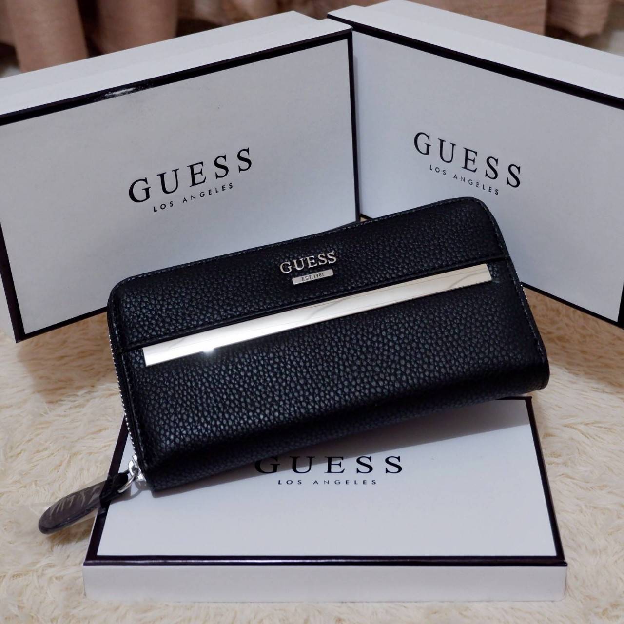 GUESS FACTORY WOMEN'S WALLET กระเป๋าสตางค์ใบยาว ดีไซน์สวย วัสดุหนังนิ่ม ประดับโลโก้แบรนด์สวย เปิดปิดด้วยซิปบน ภายในมีทั้ง ช่องใส่ธนบัตร แบงก์พัน และช่องใส่บัตรหลายช่องแยกเป็นสัดส่วน ภาพถ่ายจากสินค้าจริงสวยน่าใช้ค่ะ สาวๆที่กำลังหากระเป๋าสตางค์แบรนด์ดั