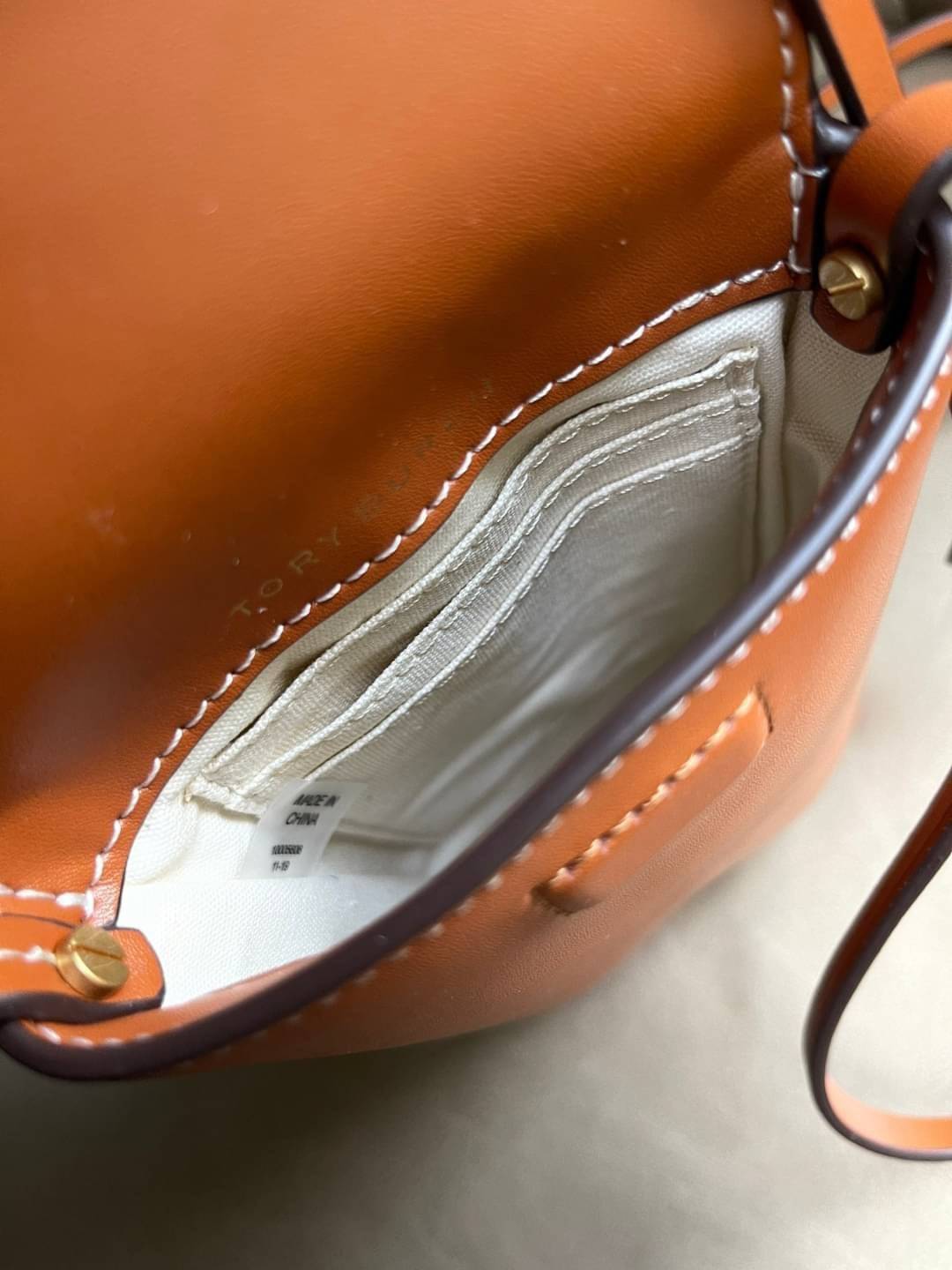 TORY BURCH MILLER METAL PHONE CROSSBODY อีกหนึ่งกระเป๋าใส่มือถือรุ่นฮิตที่เชื่อว่าหลาย ๆ คนต้องเคยเห็นผ่าน ๆ ตามาอย่างแน่นอน กับแบรนด์ Tory Burch ดีไซน์กระเป๋าทรงฝาพับแม่เหล็กใช้งานง่าย มาพร้อมดีเทล Logo สีเดียวกับเฉดสีของกระเป๋า แต่ยังมีความน่ารักด้วยทรง