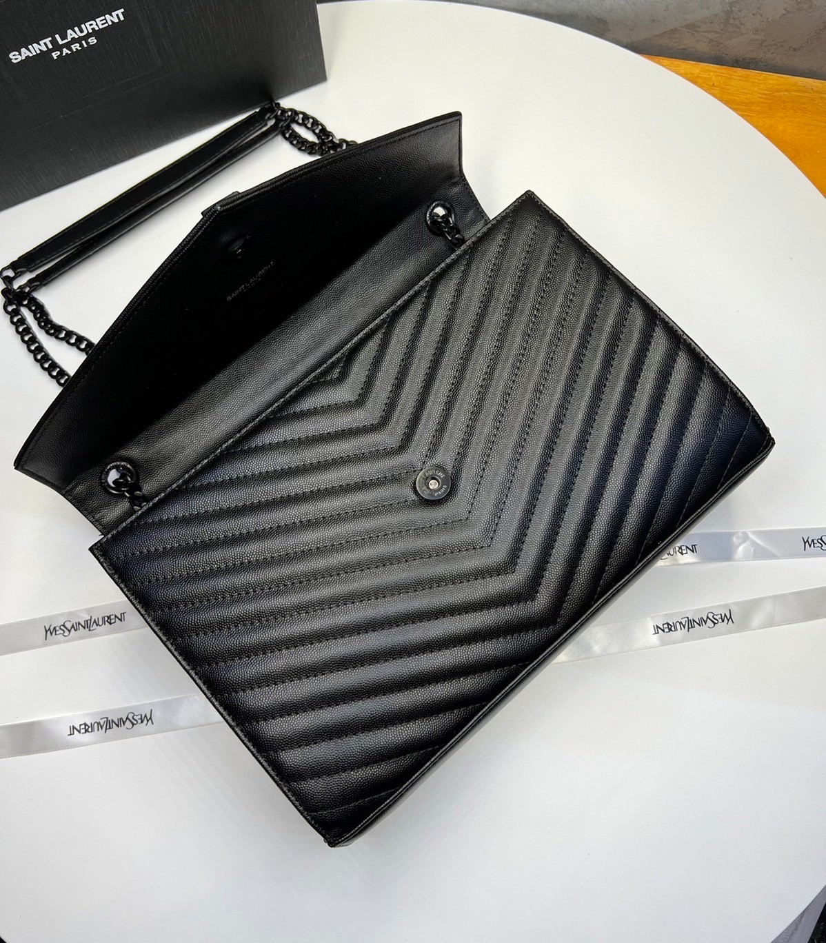 หนังแท้ YSL college large chain bag in quilted leather 30cm กระเป๋าสะพายใบใหญ่ ดีไซน์ทรงสวยหรู ตอบโจทย์ได้ทุกสไตล์ ภาพสินค้าถ่ายจากงานขายจริง ใช้งานต่างประเทศได้