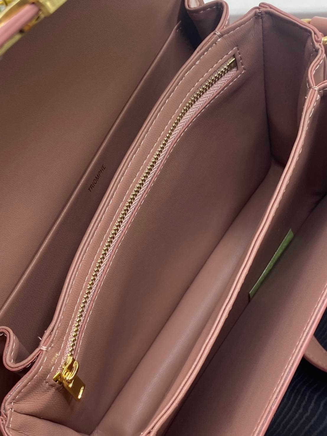 หนังแท้ CELINE TRIOMPHE CROSSBODY BAG ดีไซน์ยอดนิยมสไตล์สาว LISA ทรงสี่เหลี่ยมหนังสวยหรูอยู่ทรงเปิดปิดด้วยฝาปิดโลโก้แบรนด์อะไหล่ทอง ภายในมีช่องหลัก ช่องย่อย และช่องซิป สามารถใส่มือถือของใช้จุกจิกได้เยอะ มาพร้อมสายสะพายหนังยาวปรับระดับได้ จะสะพายไหล่ CROSS