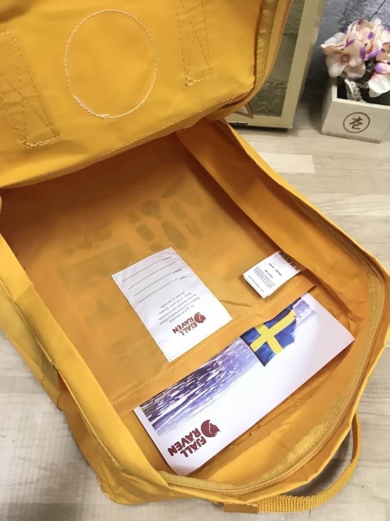Kanken backpack รุ่น Classic แบรนด์ดังจากสวีเดนที่นิยมกันมากในหมู่วัยรุ่น กระเป๋าเป้ที่มีน้ำหนักเบา แต่มีความทนทาน และช่องว่างต่างๆมากขึ้น มีซิปหน้าสำหรับใส่ของกระจุกกระจิก และหูหิ้วทั้งด้านหน้าและด้านหลัง สำหรับการหิ้วถือได้สะดวก ใส่มินิไอแพค กระเป๋าสตาง