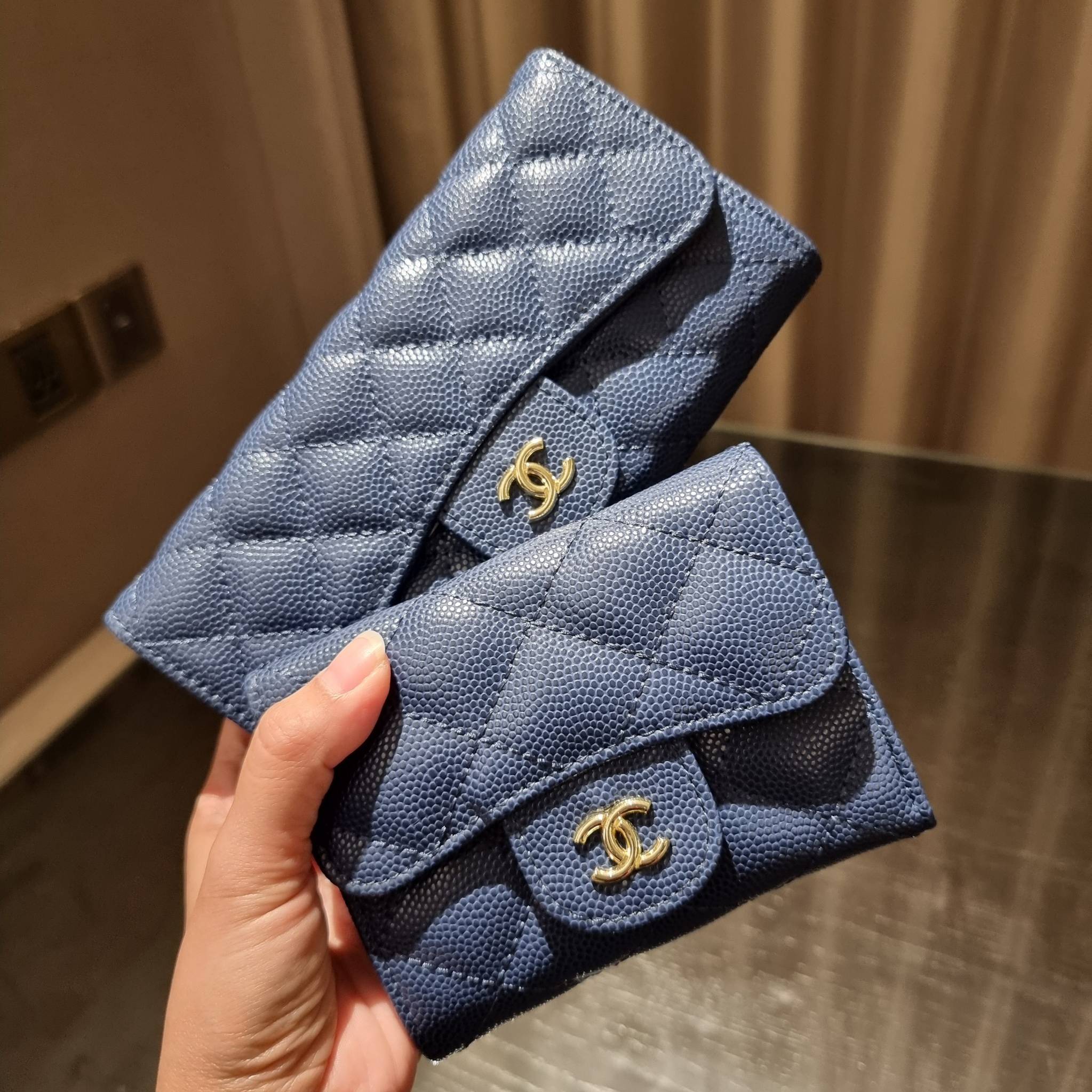 VIP 】กระเป๋าสตางค์ใบยาวรุ่นฝาพับที่ถามหากันมากที่สุด!! สวยรับทรัพย์จาก Chanel วัสดุหนังลายคาร์เวีย ลุคผู้ดีที่สุด เปิด-ปิดด้วยกระดุมแม่เหล็ก ภายในกระเป๋ามีช่องใส่บัตรได้เยอะ ใส่ธนบัตร ใส่เหรียญได้ มีช่องซิปแยกอีกหนึ่งช่อง ดีไซน์เรียบหรูดูคลาสสิค!! สาวๆห้า