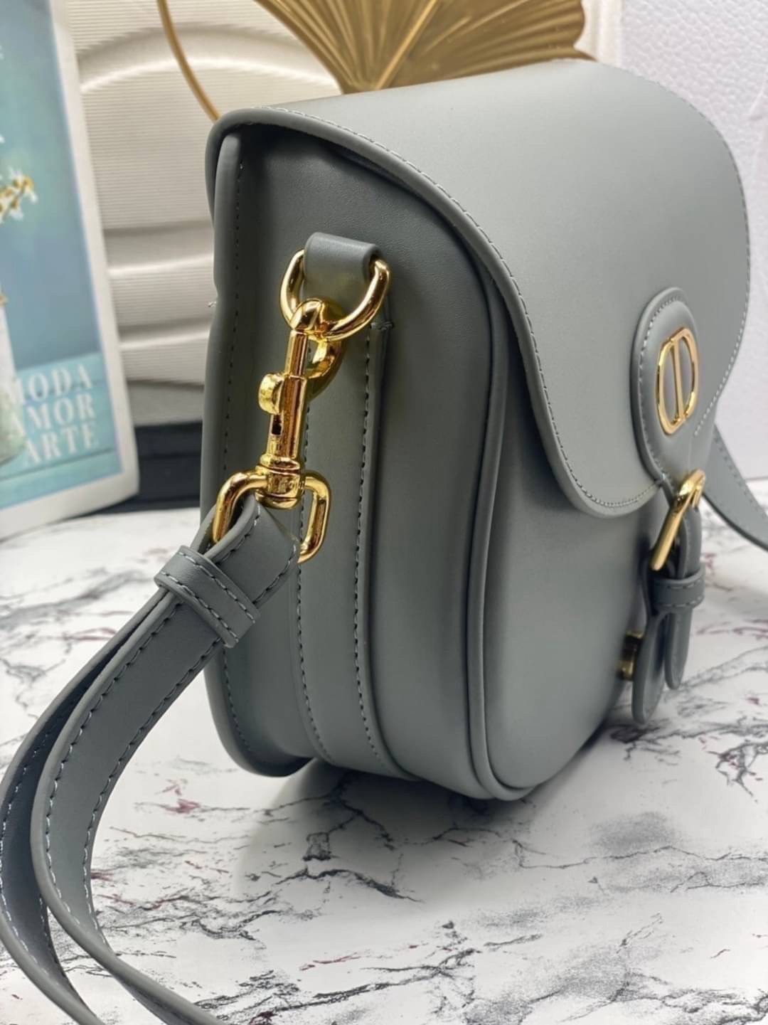 Dior Bobby Medium Bag กระเป๋าสะพายทรงโฮโบรุ่นยอดนิยม คลาสสิคสุดหรู ด้วยสัดส่วนที่กลมกลืนลงตัวอย่างสวยงาม เกรดท็อปออริ ใช้งานต่างประเทศได้