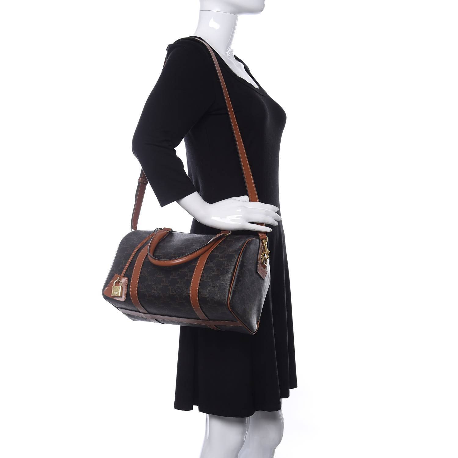 CELINE BOSTON BAG IN TRIOMPHE CANVAS AND CALFSKIN ยอดฮิตกับลวดลายเอกลักษณ์ สุดคลาสสิค กับกระเป๋ากึ่งเดินทาง ไซส์กำลังดี ที่สามารถใช้ได้ทั้งหนุ่มๆและสาวๆ วัสดุหนังแคนวาสตัดสลับหนังแท้ เปิด-ปิดด้วยซิป ใช้งานสะดวก และยังมีพวงหนังห้อยและแม่กุญแจล็อคซิปได้ มาพ